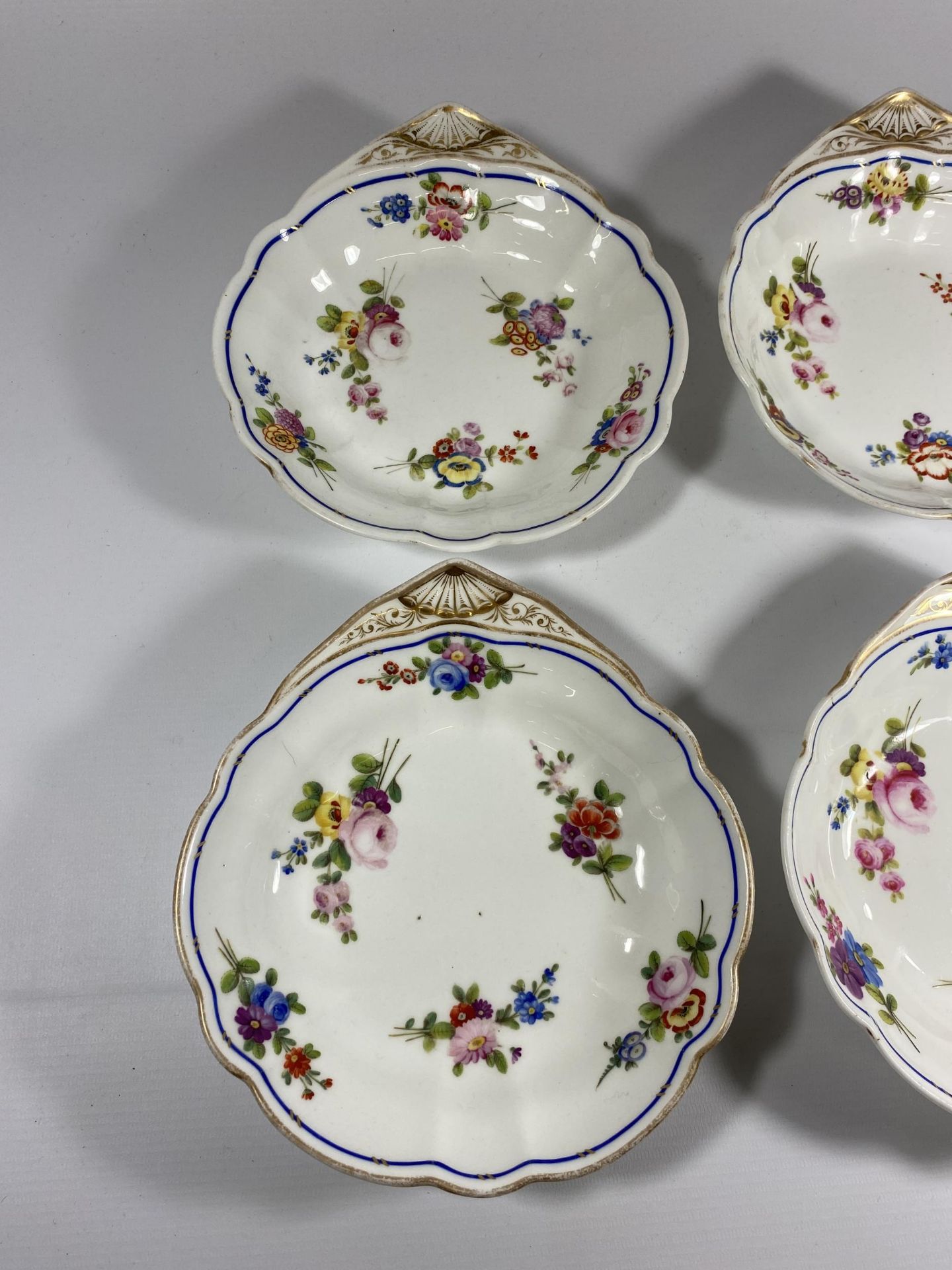 A SET OF FOUR C.1820 NANTGAWR PORCELAIN HAND PAINTED BOWLS, DIAMETER 21CM - Image 2 of 4