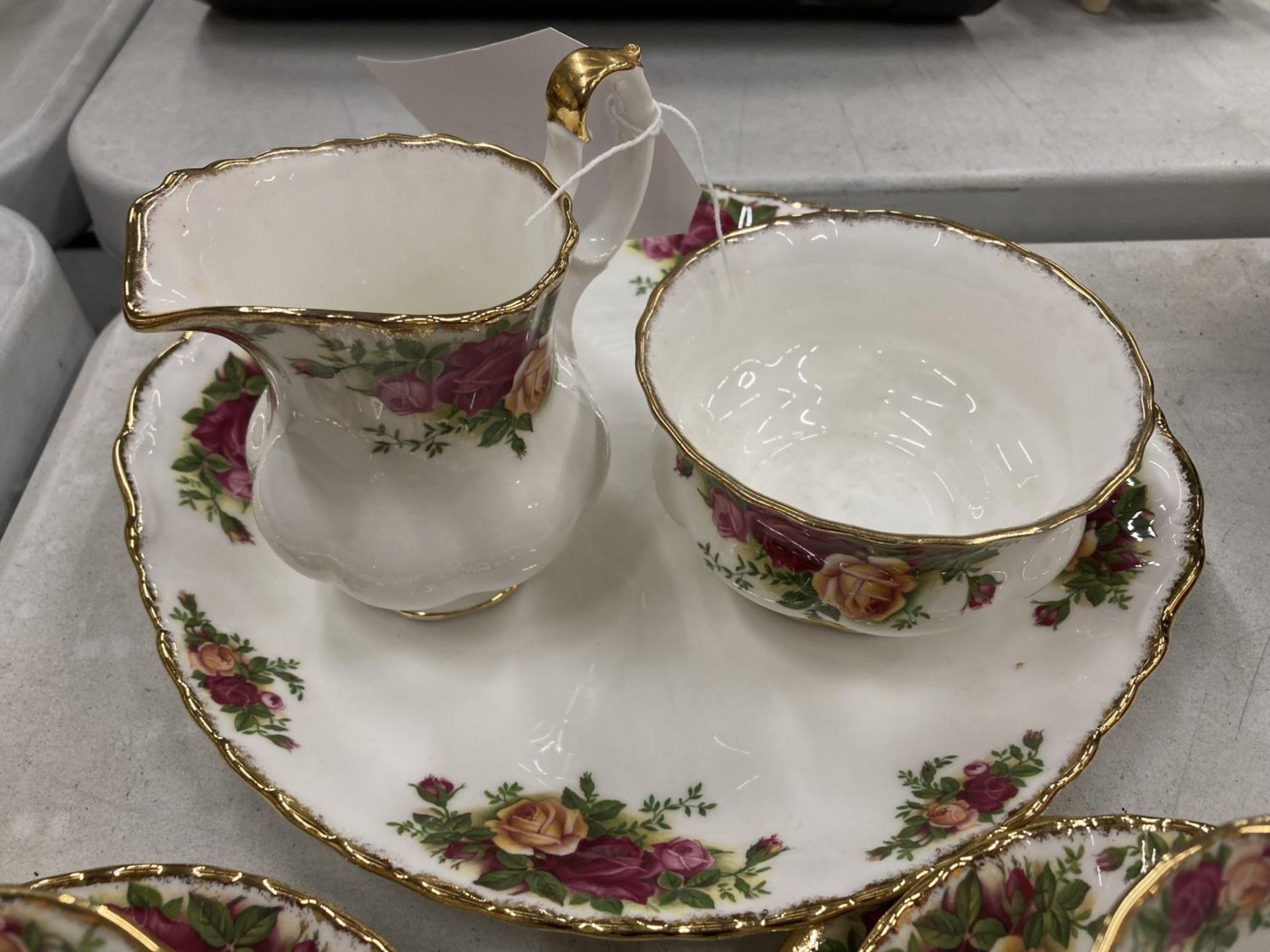 A QUANTITY OF ROYAL ALBERT 'COLD COUNTRY ROSES' TO INCLUDE CUPS, SAUCERS, SIDE PLATES, A CREAM - Bild 2 aus 4