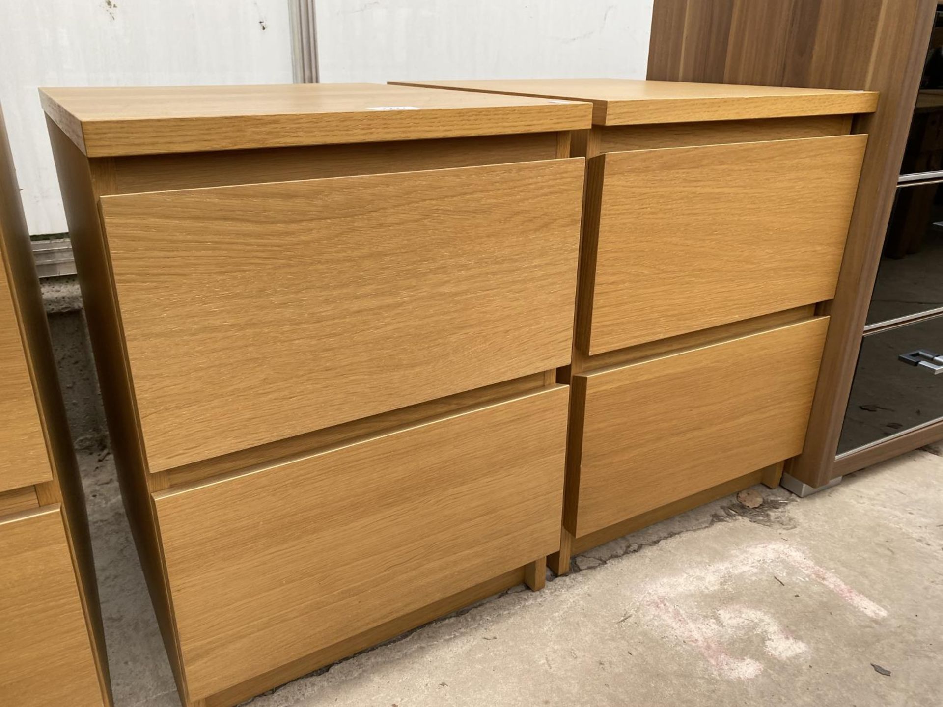 A MODERN OAK EFFECT PAIR OF BEDSIDE CHESTS, 16" WIDE EACH - Image 2 of 3