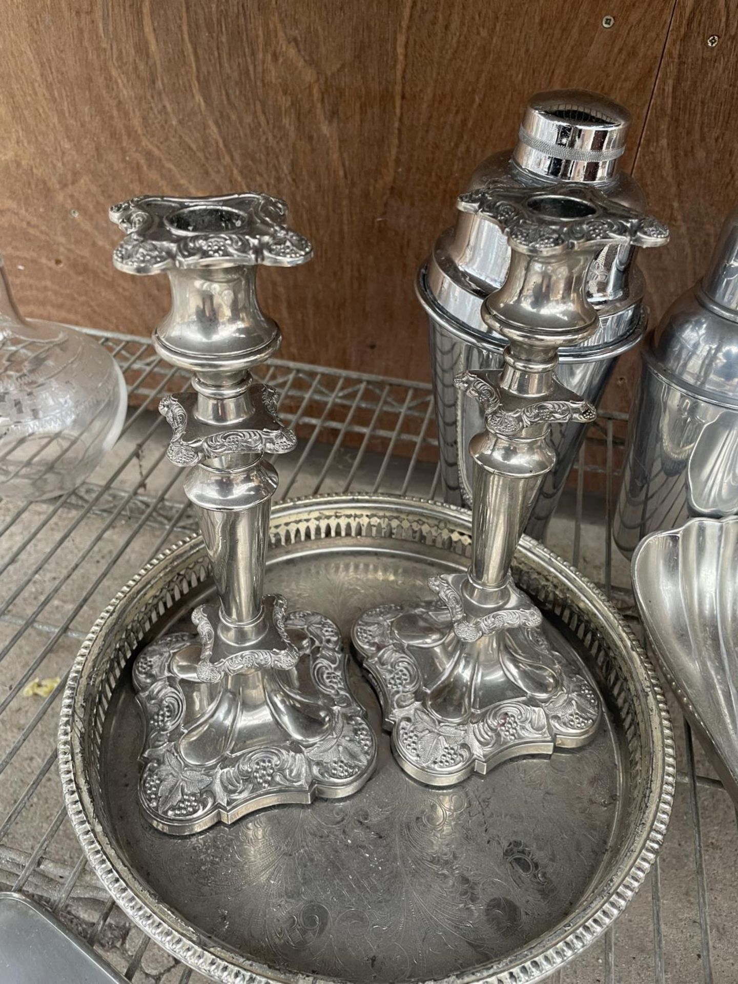 AN ASSORTMENT OF ITEMS TO INCLUDE STAINLESS STEEL COCKTAIL SHAKERS, A PAIR OF CANDLESTICKS AND A - Image 3 of 4
