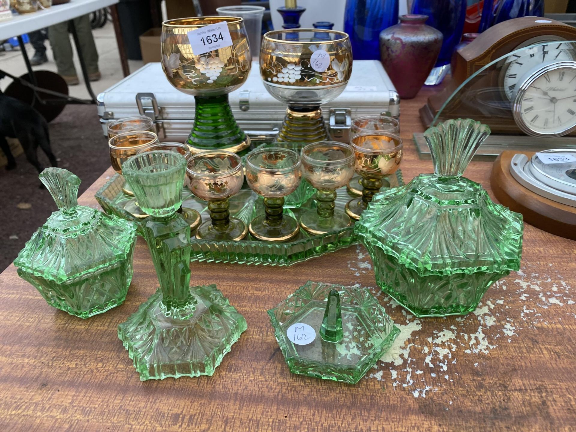 AN ASSORTMENT OF GREEN GLASS WARE TO INCLUDE SHERRY GLASSES AND A DRESSING TABLE SET ETC - Image 2 of 2