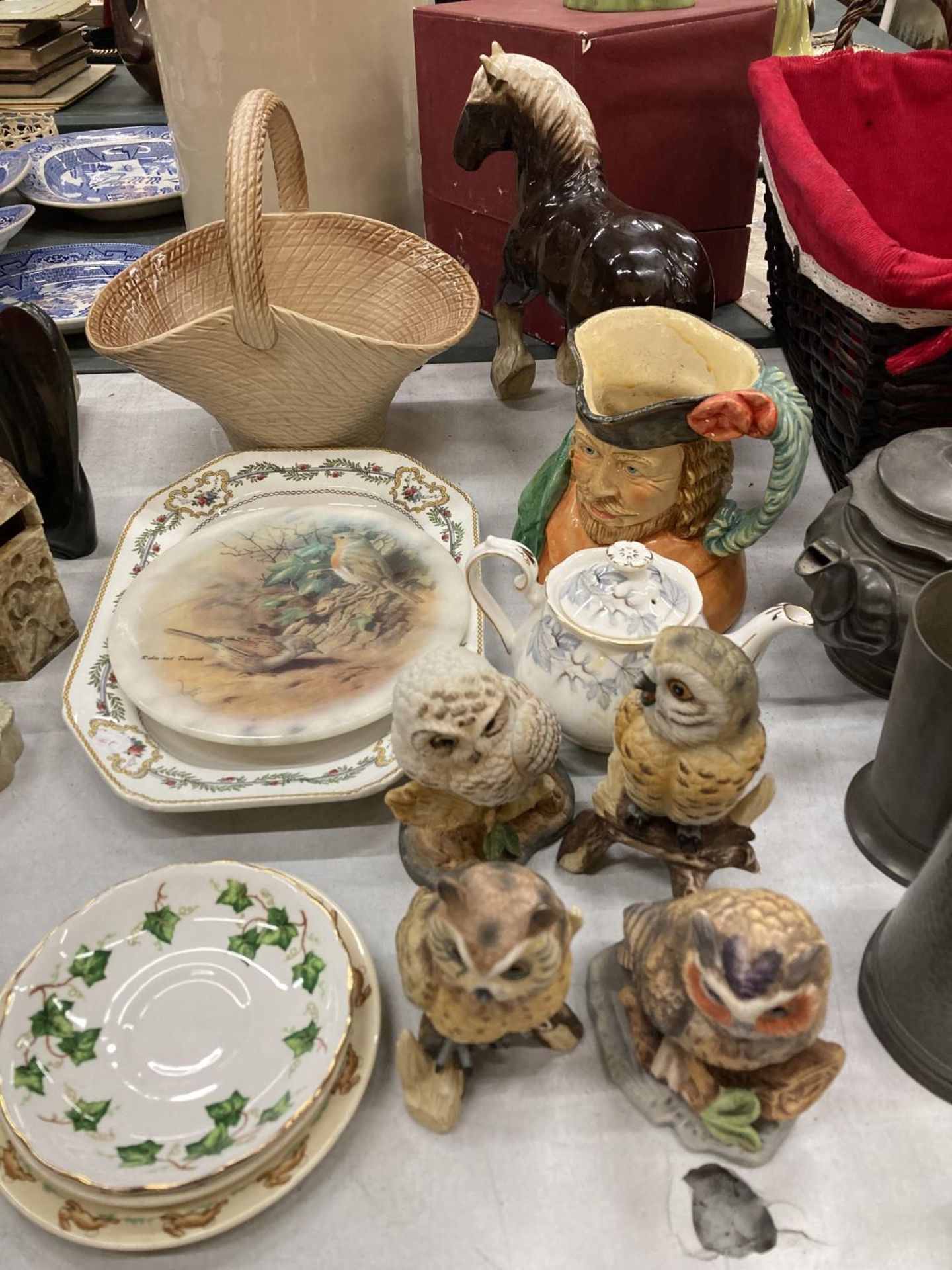 A QUANTITY OF CERAMIC ITEMS TO INCLUDE A SHIRE HORSE, PLATES, A CERAMIC BASKET, TOBY JUG, ROYAL