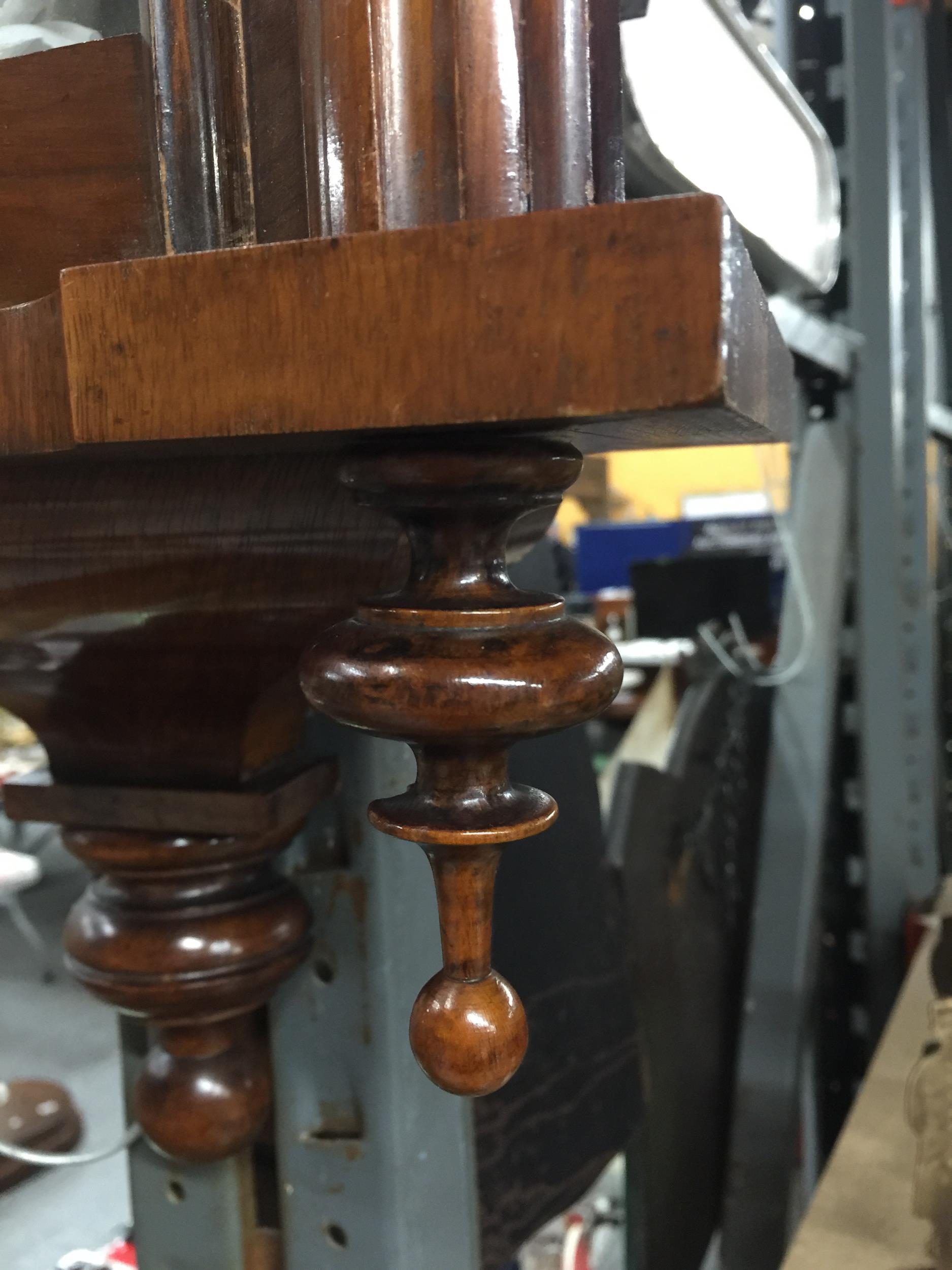 A MAHOGANY FRAMED VINTAGE STYLE WALL CLOCK WITH PENDULUM AND KEY - Image 3 of 3