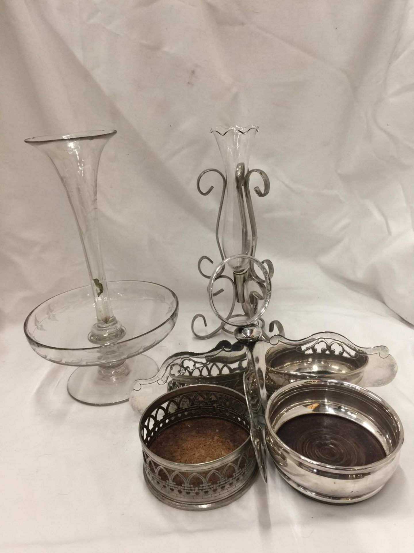 A QUANTITY OF SILVER PLATE AND GLASS ITEMS TO INCLUDE BOTTLE COASTERS, BUD VASE, EPERGNE, ETC