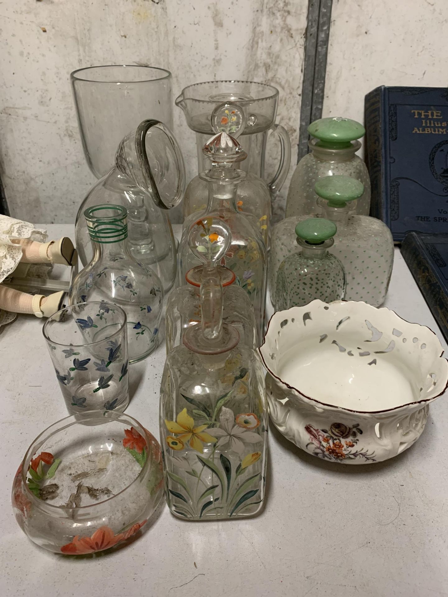 A QUANTITY OF VINTAGE GLASSWARE TO INCLUDE HANDPAINTED DECANTERS, JARS, JUGS, CANDLE HOLDER, ETC