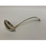 A LARGE SHEFFIELD HALLMARKED SILVER SAUCE LADLE, MAKER E.V, WEIGHT 220G