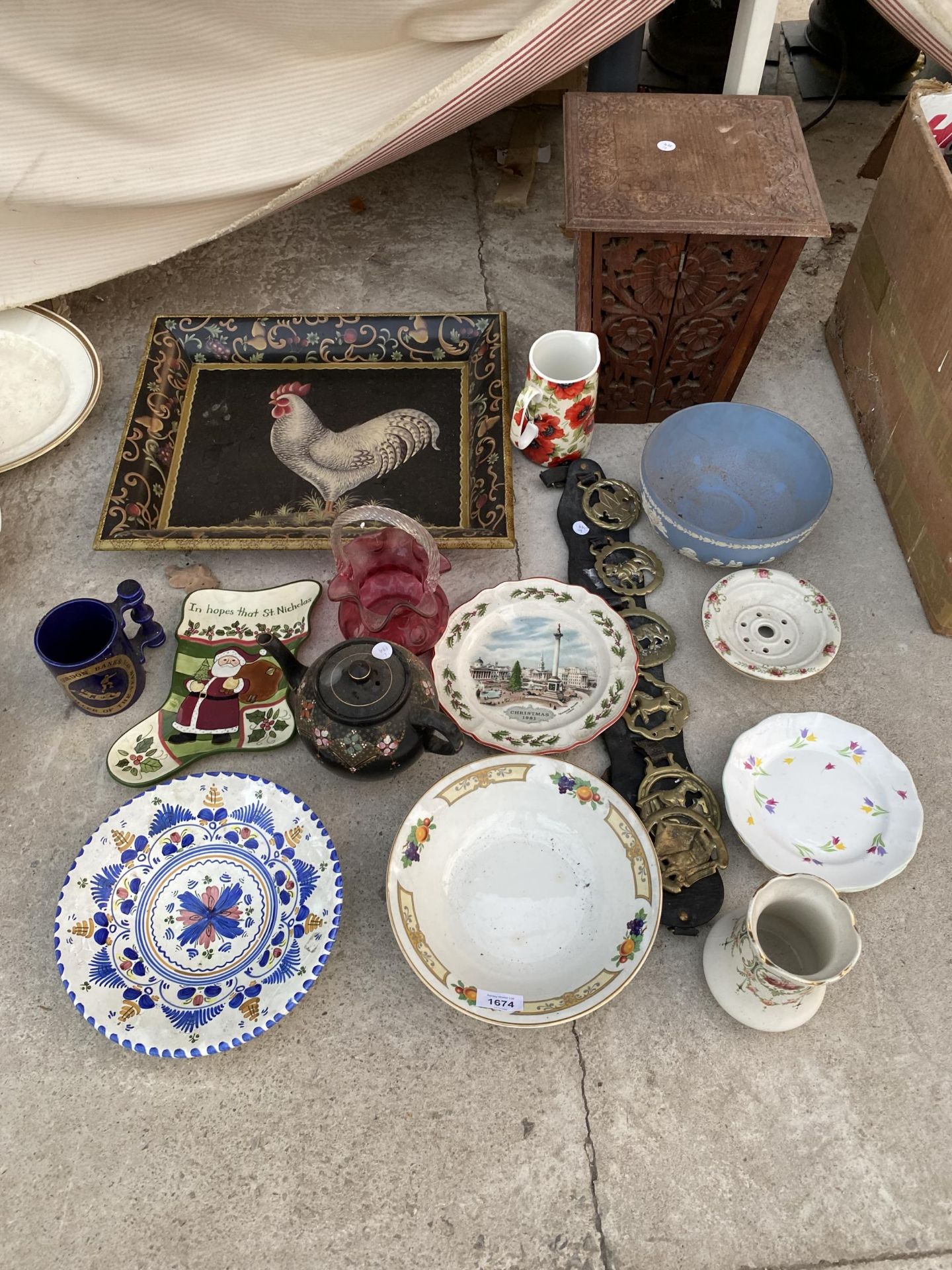 AN ASSORTMENT OF ITEMS TO INCLUDE HORSE BRASSES, CERAMICS AND A TRAY ETC