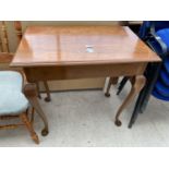 A MID 20TH CENTURY WALNUT CENTRE TABLE ON CABRIOLE LEGS, 30" WIDE