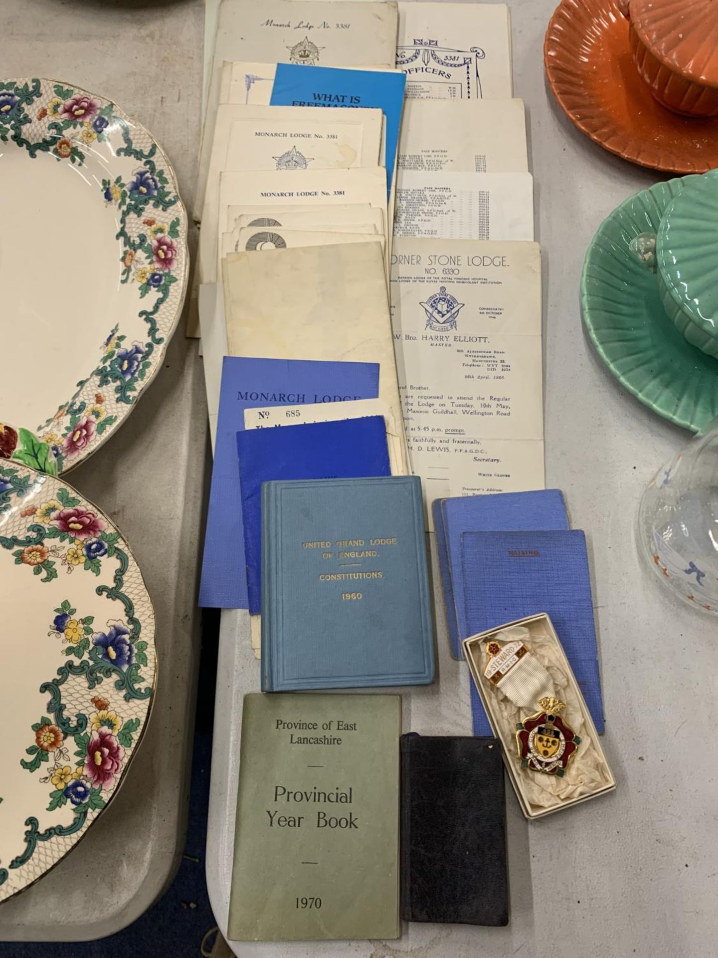 A QUANTITY OF MASONIC ITEMS TO INCLUDE LEAFLETS, BOOKS AND A 'STEWARD' MEDAL
