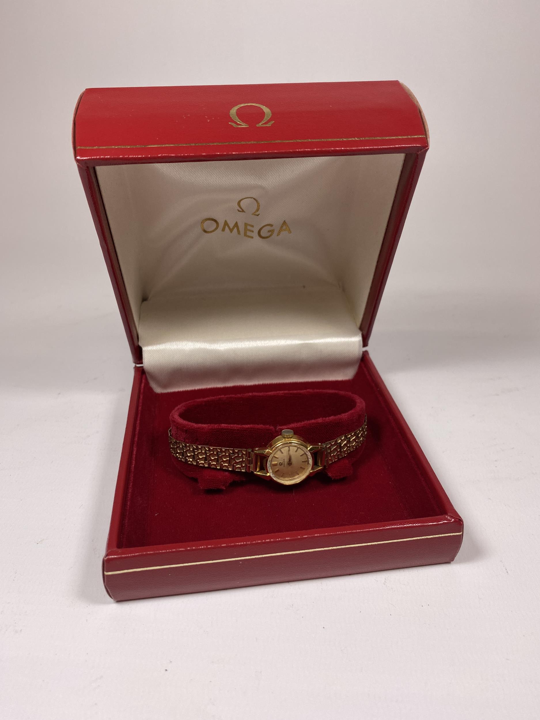 A LADIES 9CT YELLOW GOLD CASED OMEGA MANUAL WIND WATCH IN OMEGA BOX