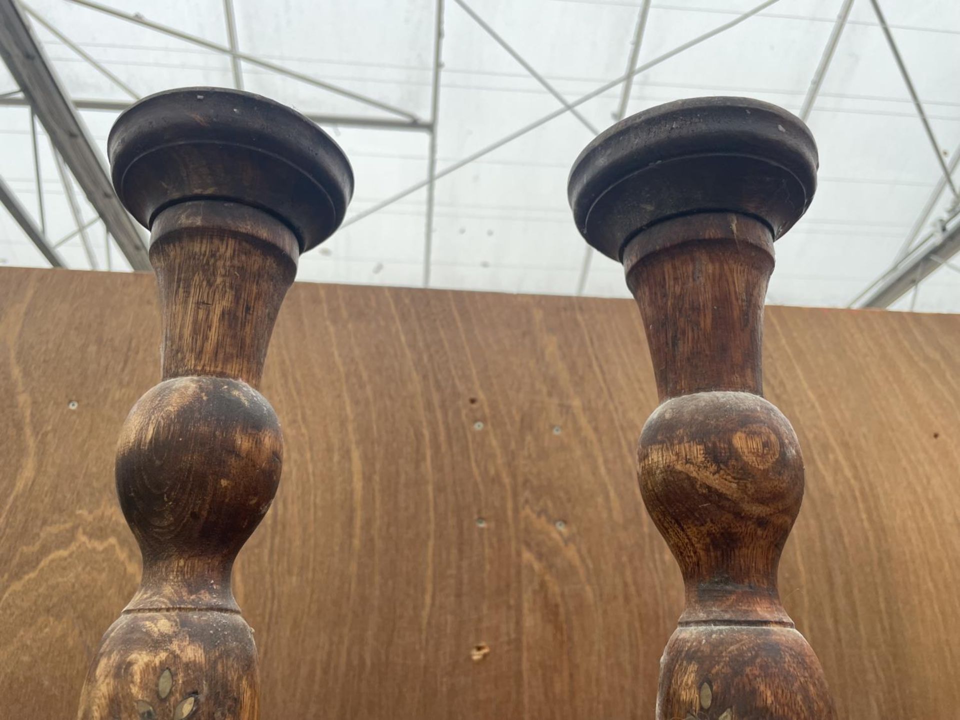 A PAIR OF CARVED WOODEN CANDLESTICKS WITH INSET FLORAL DESIGN - Image 3 of 3