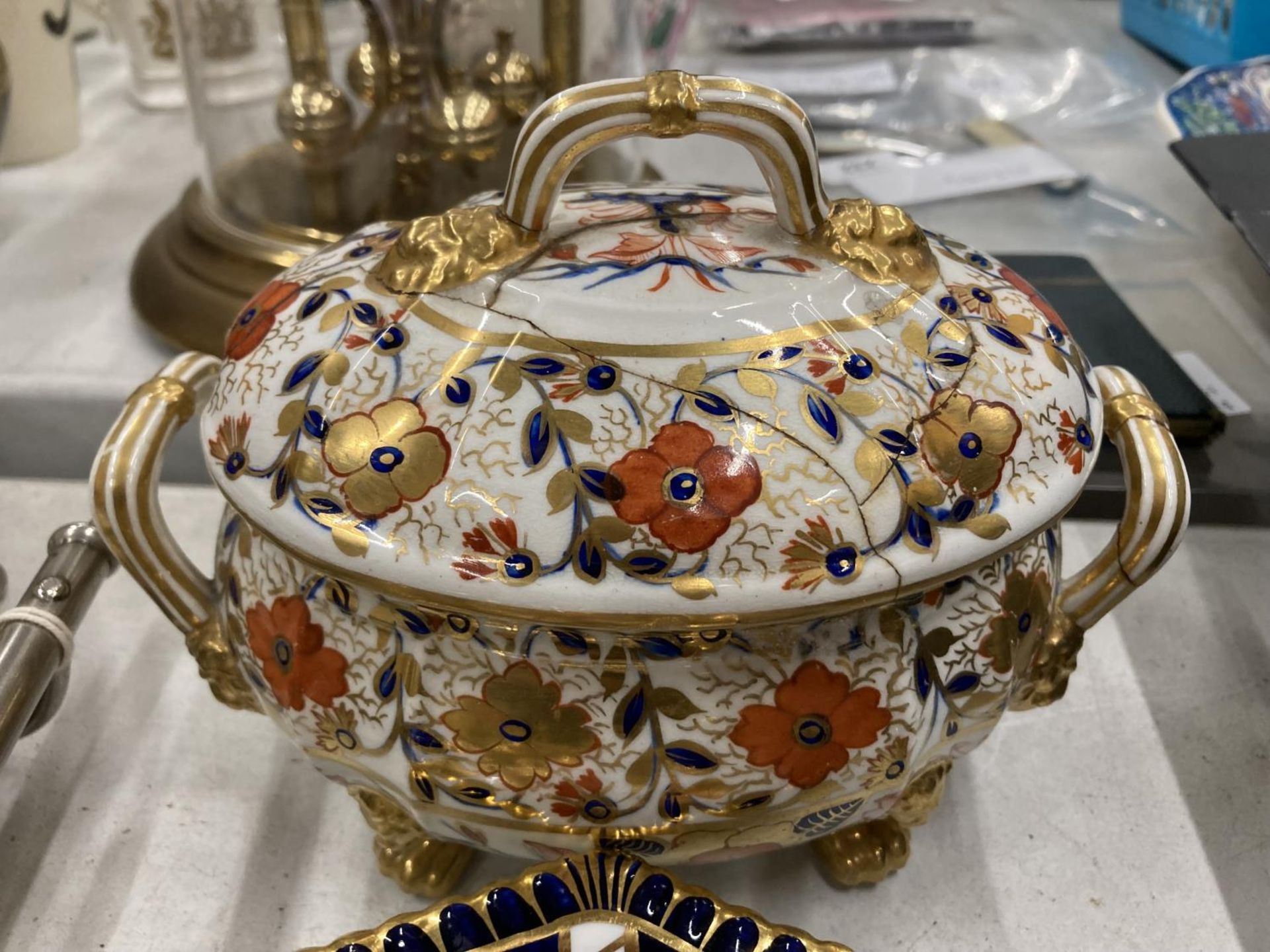 A QUANTITY OF CROWN DERBY ITEMS TO INCLUDE A CUP AND SAUCER, VASES, TRINKET DISH TUREEN AND BOWL - - Bild 2 aus 5