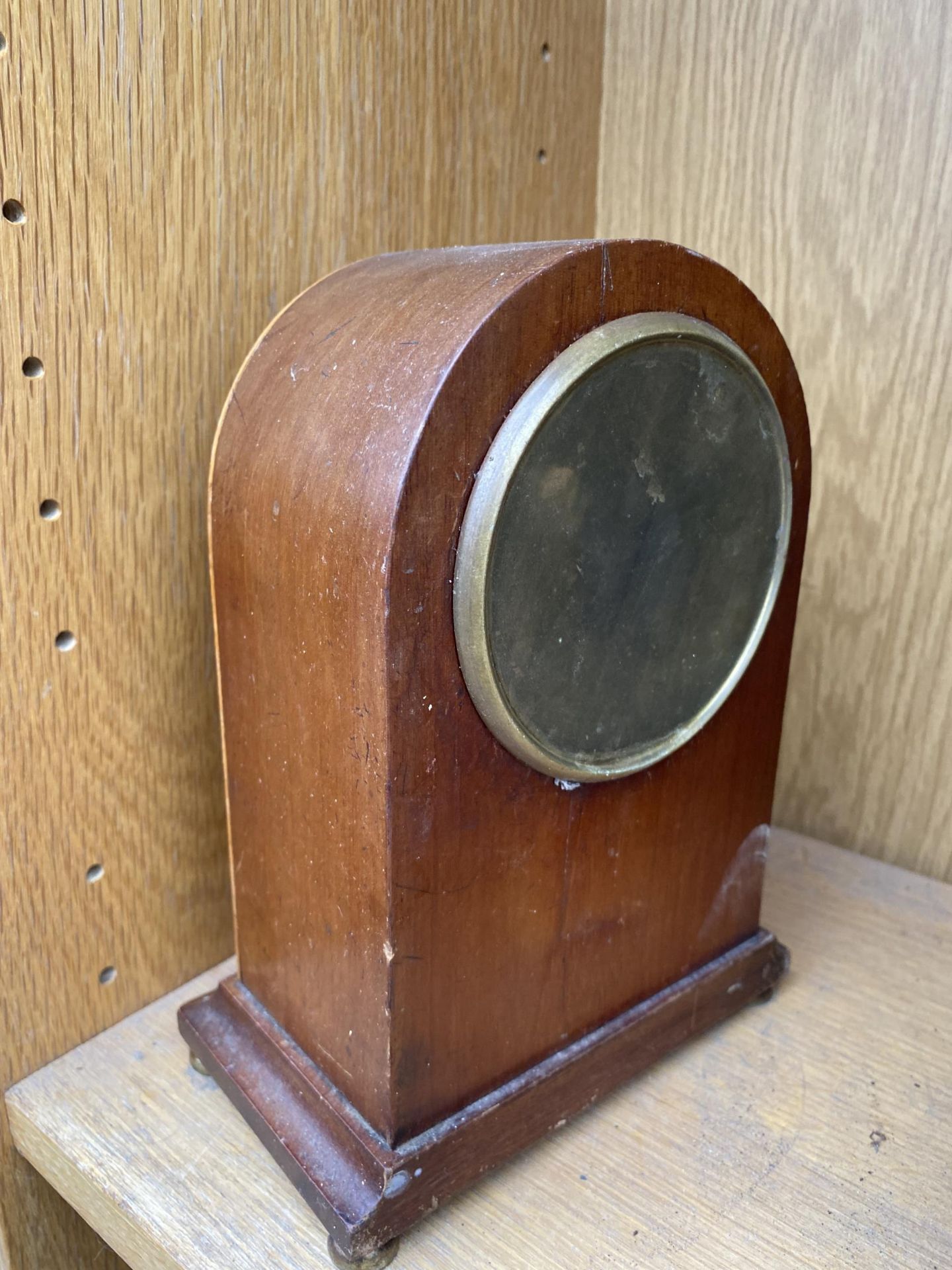 A MAHOGANY DOME TOPPED MANTLE CLOCK - Image 2 of 2