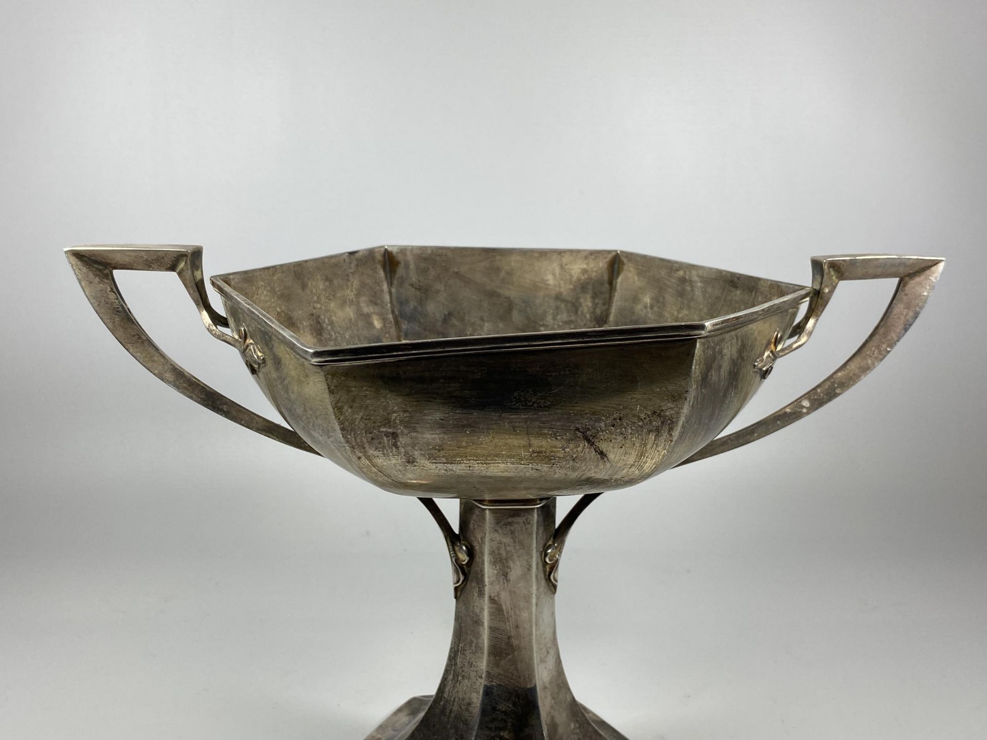 A GEORGE V SOLID SILVER TWIN HANDLED TROPHY CUP, HALLMARKS FOR WALKER & HALL, SHEFFIELD, 1932, - Image 5 of 5