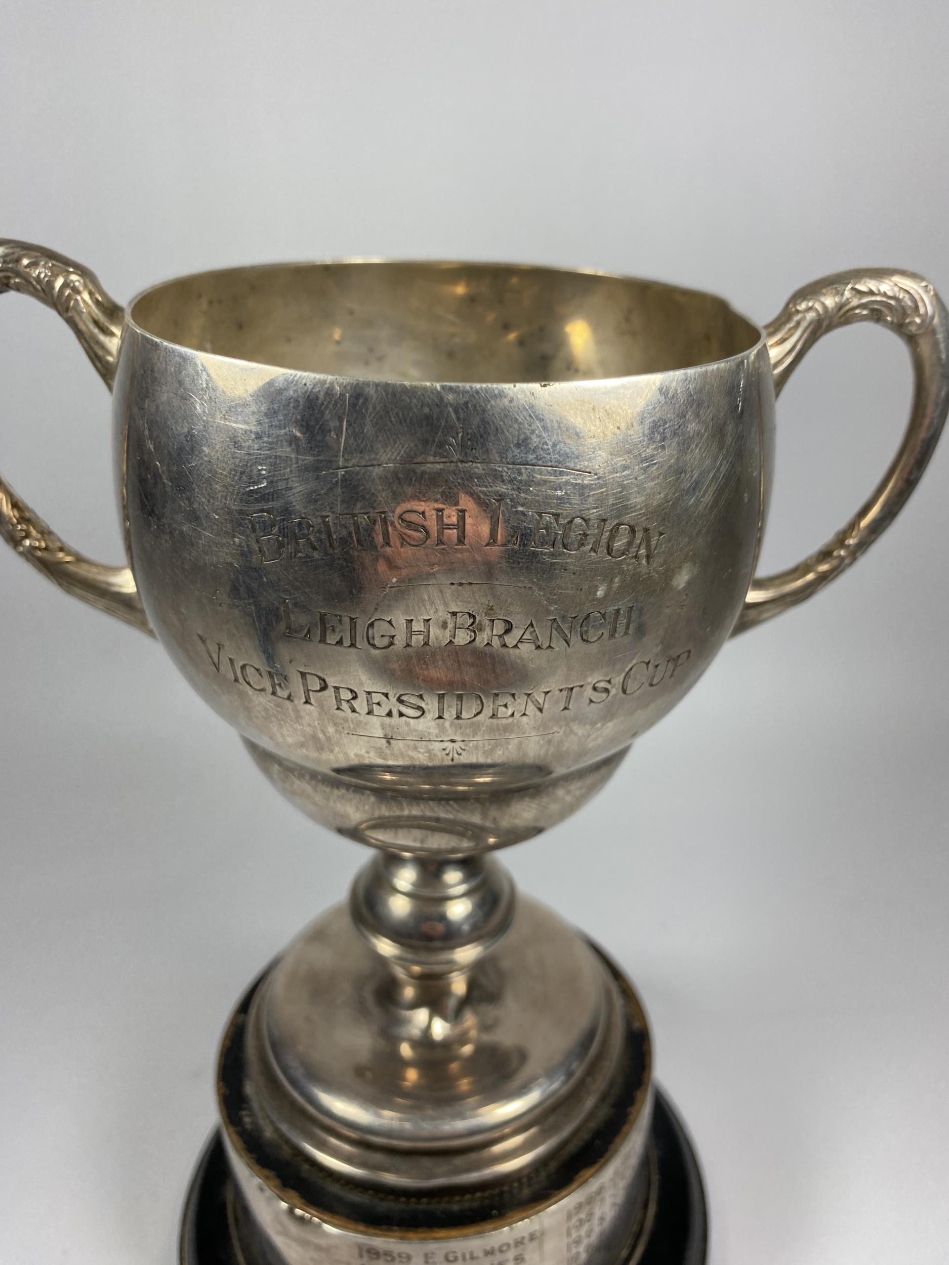 A GEORGE V SILVER TROPHY CUP, HALLMARKS FOR WAKELY & WHEELER, LONDON, 1927, INSCRIBED BRITISH - Image 2 of 5