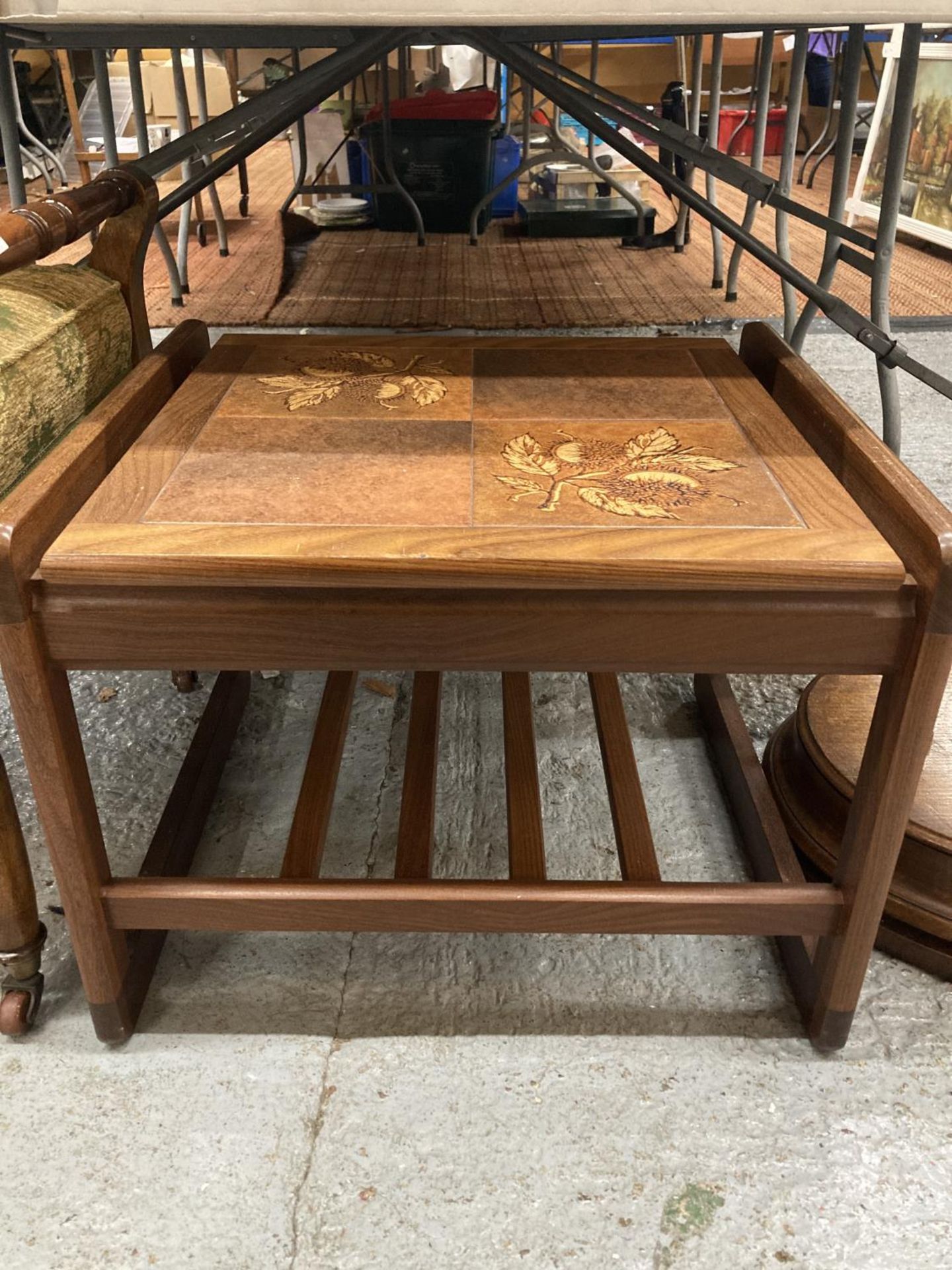 A RETRO STYLE TEAK SIDE TABLE WITH TILE TOP HEIGHT 43CM, WIDTH 56CM, DEPTH 49CM