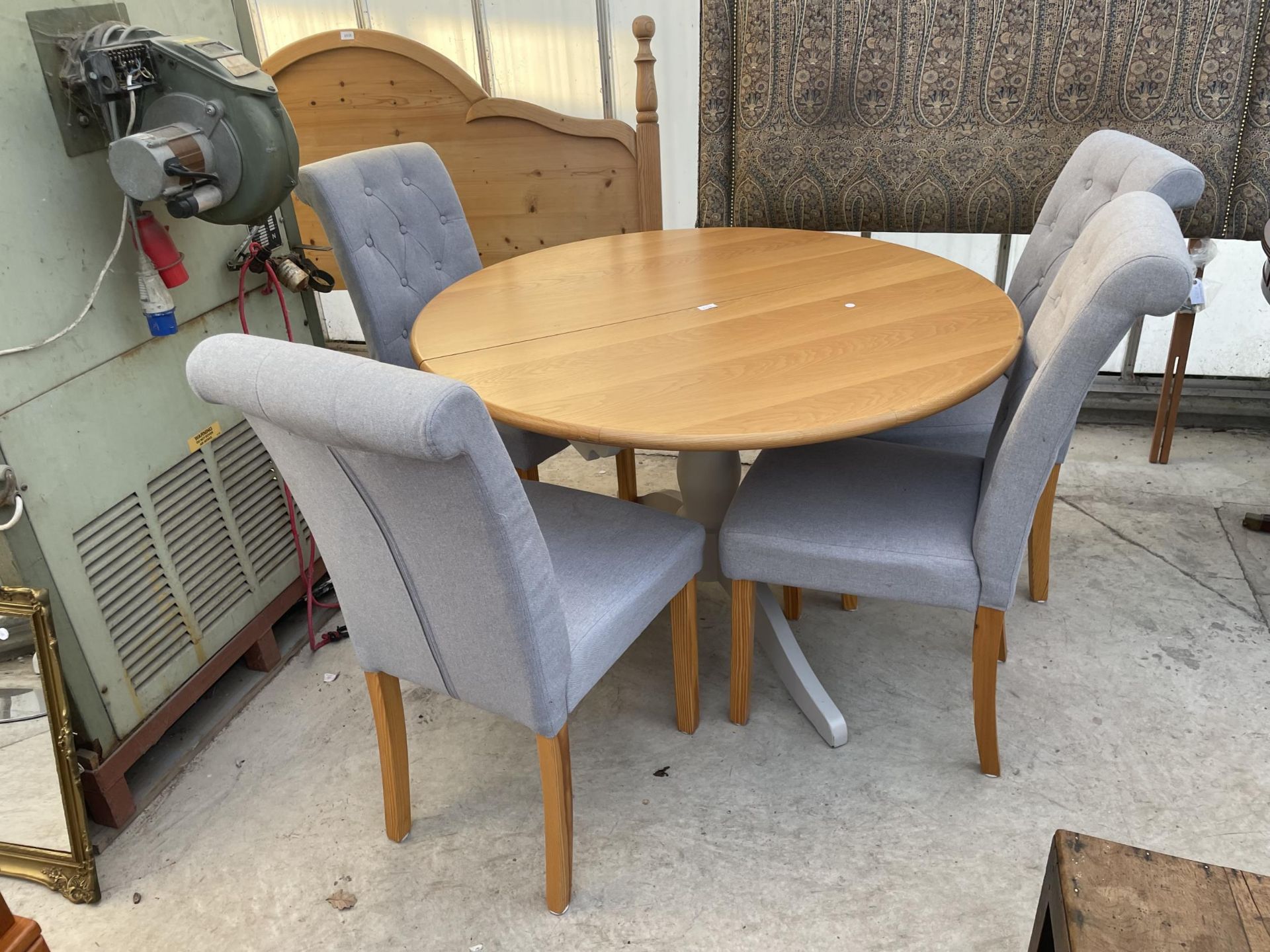 A MODERN OAK EXTENDING DINING TABLE, 47" DIAMETER (LEAF 16") AND FOUR DINING CHAIRS