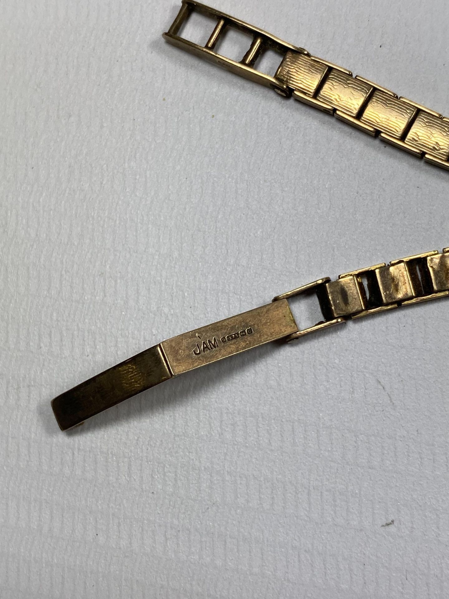 A 9CT YELLOW GOLD ROTARY WATCH & STRAP, TOTAL WEIGHT 15.2G - Bild 3 aus 3