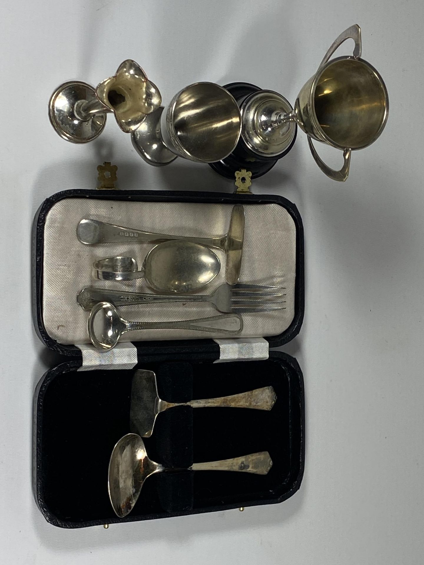 A MIXED GROUP OF SILVER PLATED ITEMS