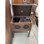 AN EARLY 20TH CENTURY 'APOLLO' WIND-UP GRAMOPHONE IN OAK CABINET AND A QUANTITY OF 78'S