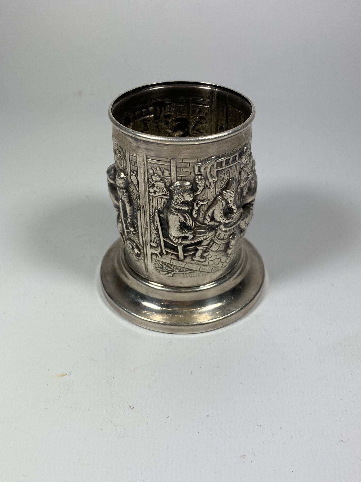 A TESTED SILVER, POSSIBLY DUTCH, BEAKER ON STAND WITH A DESIGN OF A COOPERSMITH, WEIGHT 78G - Image 2 of 3