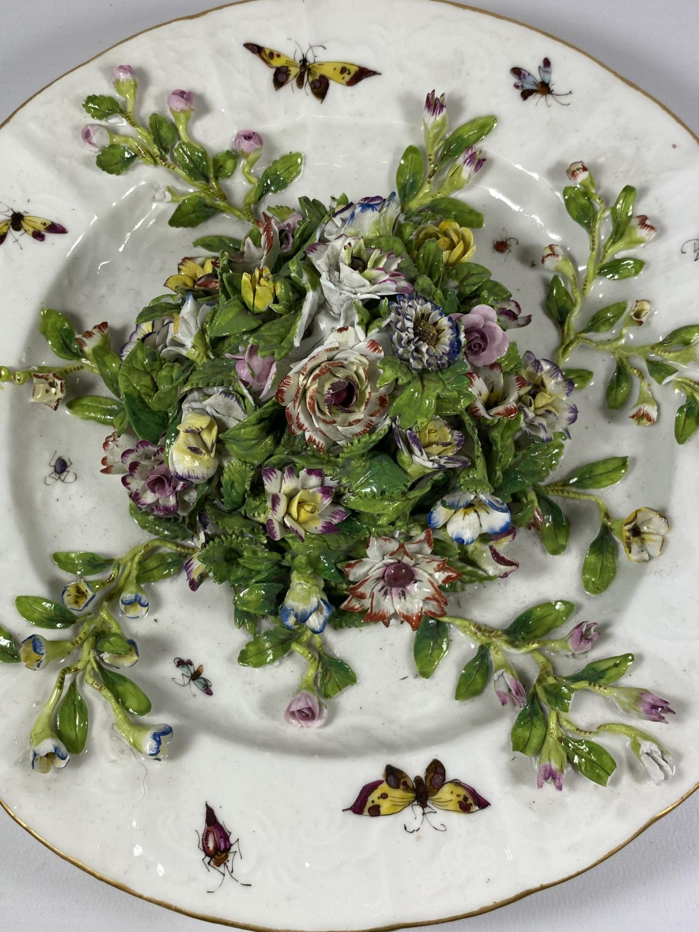 A POSSIBLY SITZENDORF 19TH CENTURY HARD PASTE PORCELAIN PLATE WITH FLORAL ENCRUSTED AND HAND PAINTED - Image 2 of 4