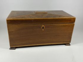 A 19TH CENTURY SATINWOOD TEA CADDY TOGETHER WITH ASSORTED VINTAGE LEATHER GLOVES, HEIGHT 15CM