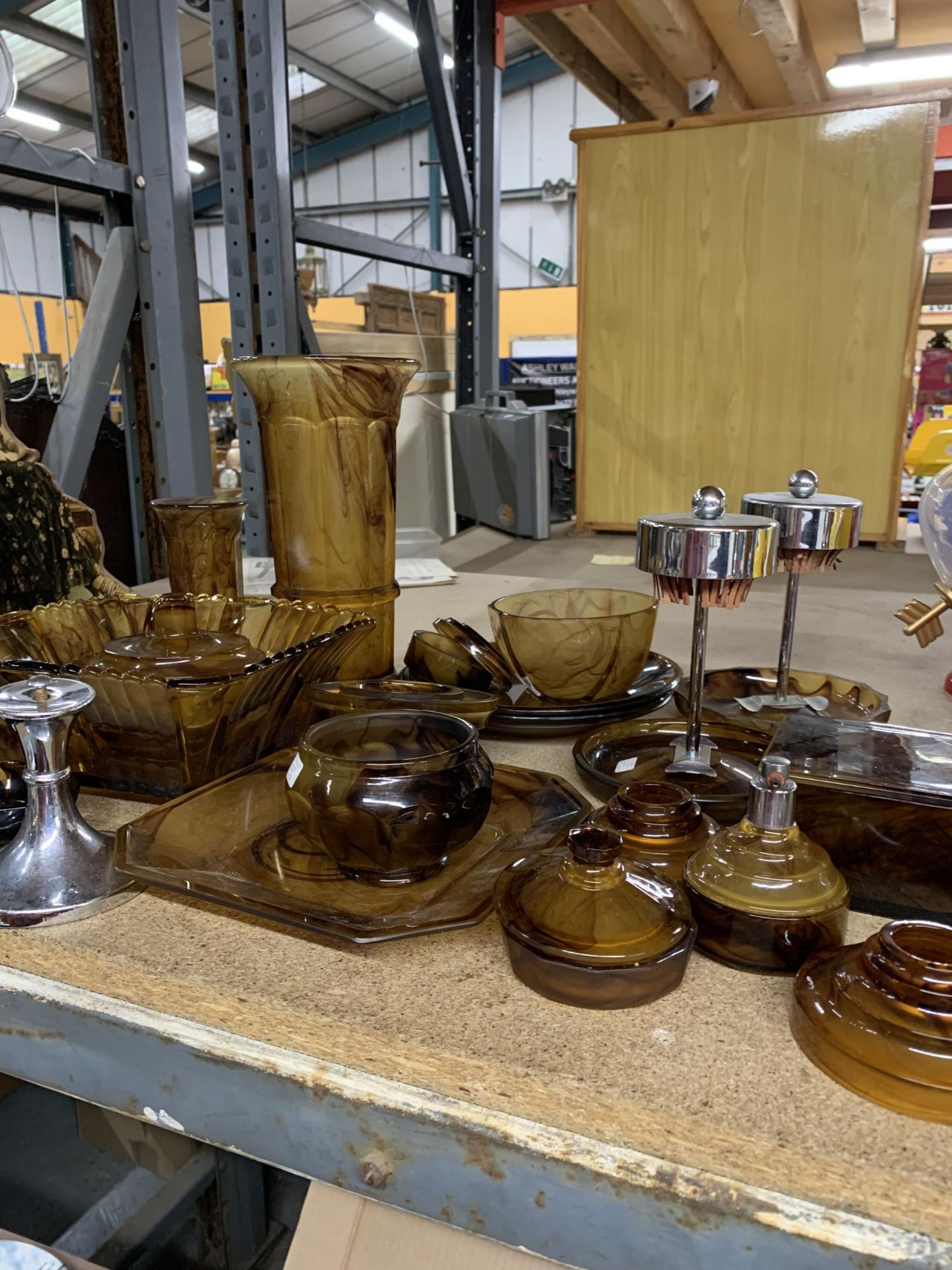 A LARGE QUANTITY OF AMBER CLOUD GLASS TO INCLUDE BOWLS, VASES, ETC