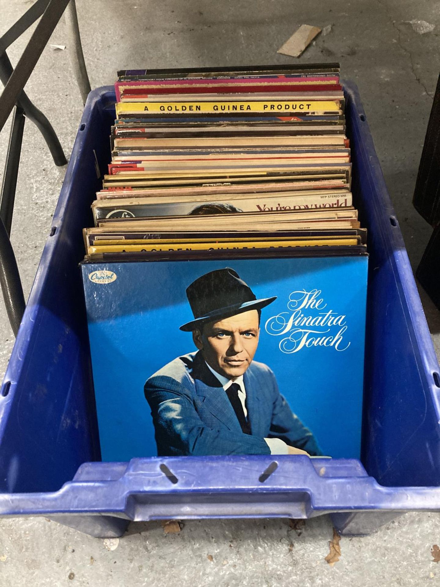 A QUANTITY OF 33RPM VINYL RECORDS TO INCLUDE SHIRLEY BASSEY, SLIM WHITMAN, JIM REEVES, ENGELBERT