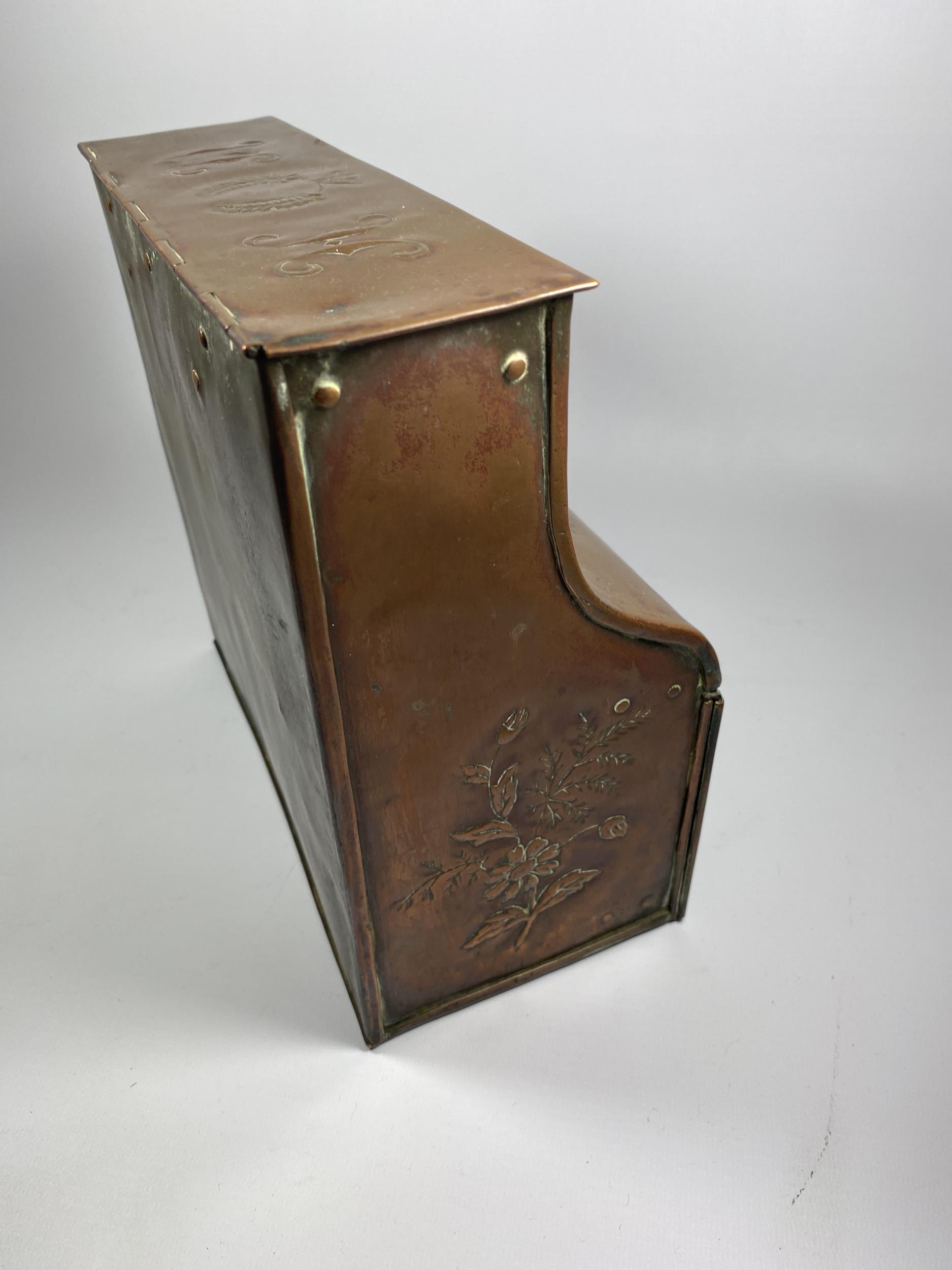 AN ARTS AND CRAFTS 1912 COPPER DESKSTAND WITH LIFT UP TOP SECTION, TWO SMALL DRAWERS AND LOWER DOORS - Image 6 of 7