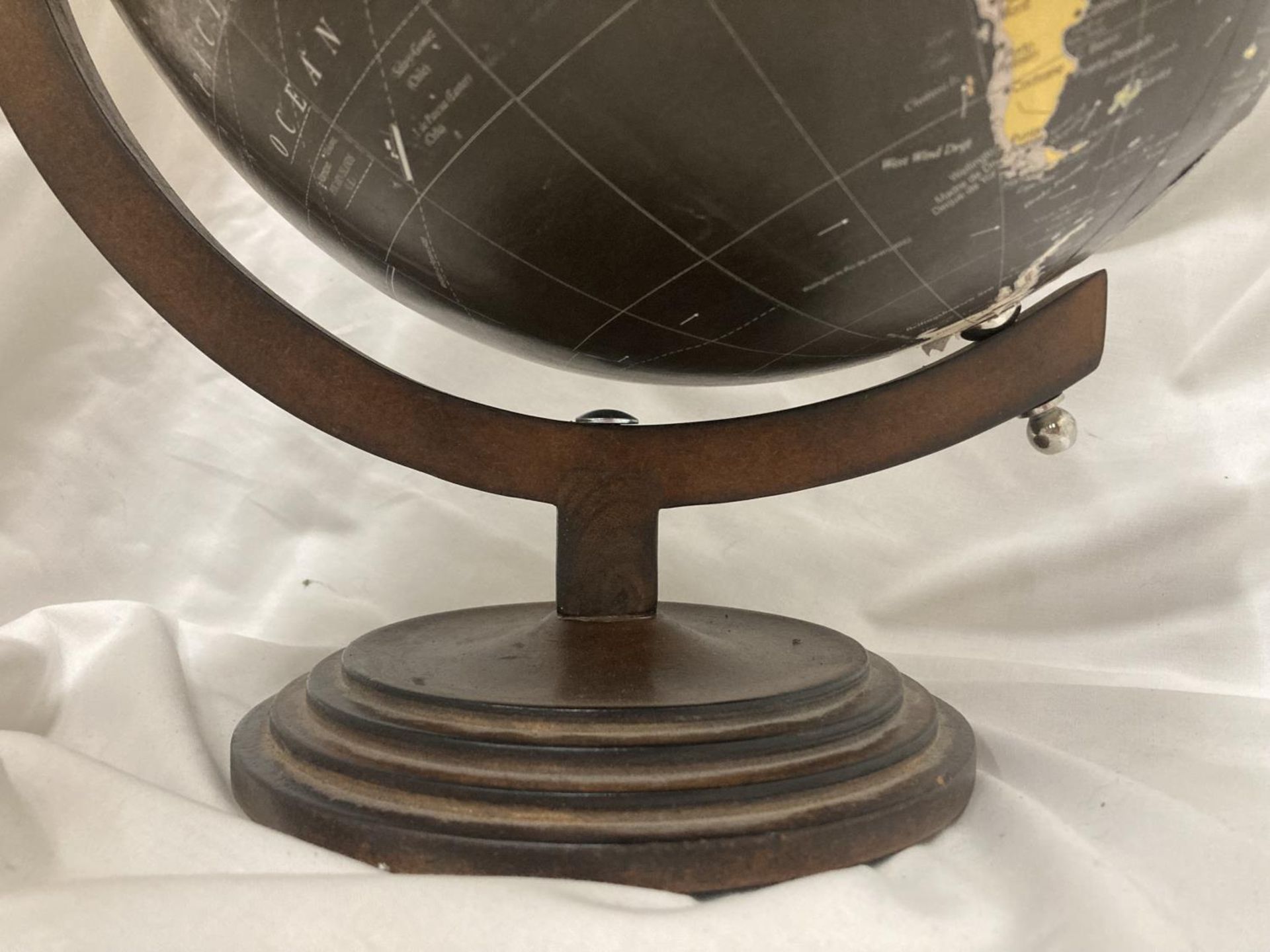 A VINTAGE STYLE GLOBE ON A WOODEN BASE - Image 3 of 3