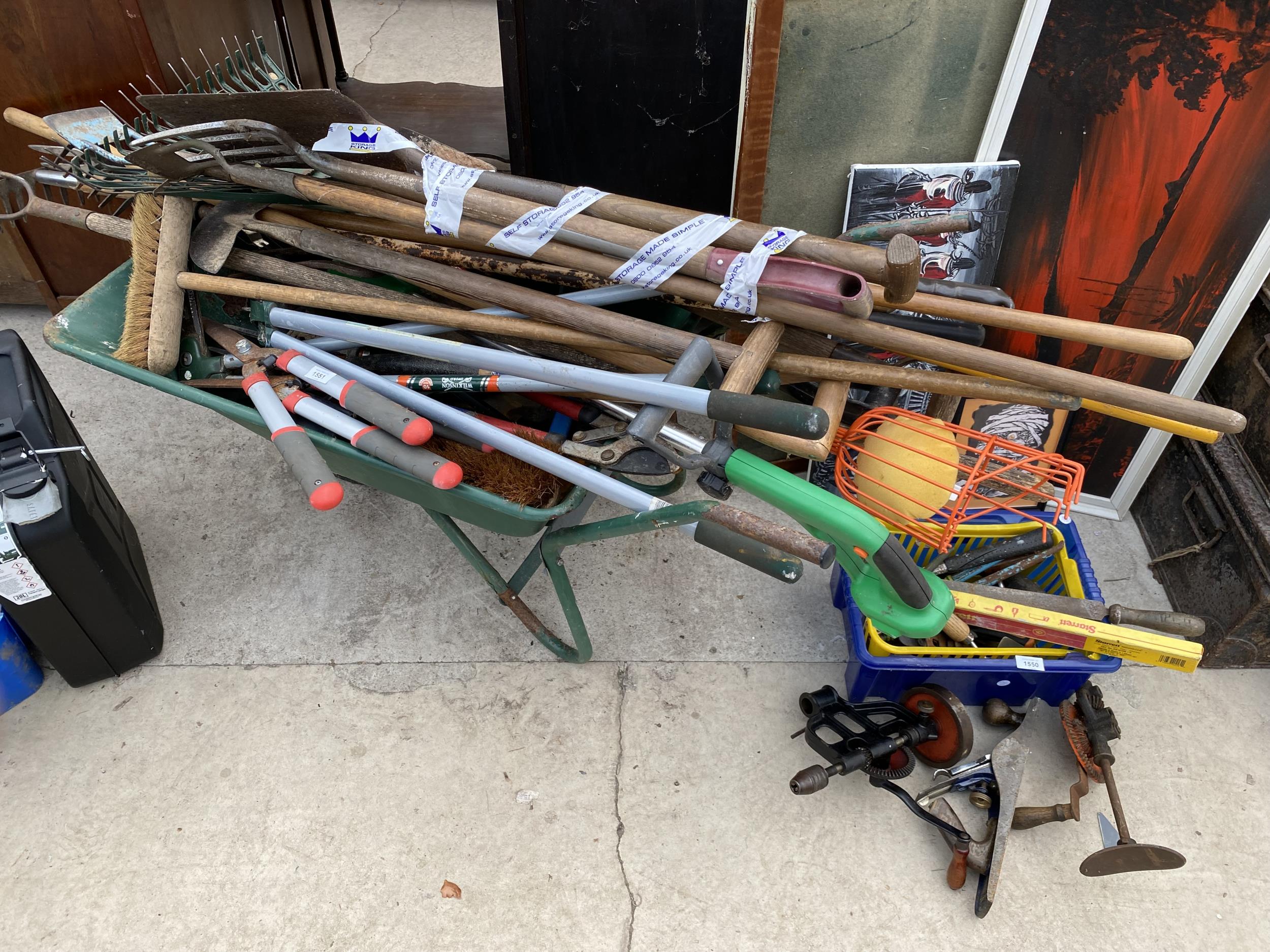A LARGE ASSORTMENT OF GARDEN TOOLS TO INCLUDE A WHEEL BARROW, SHEARS AND HOES ETC