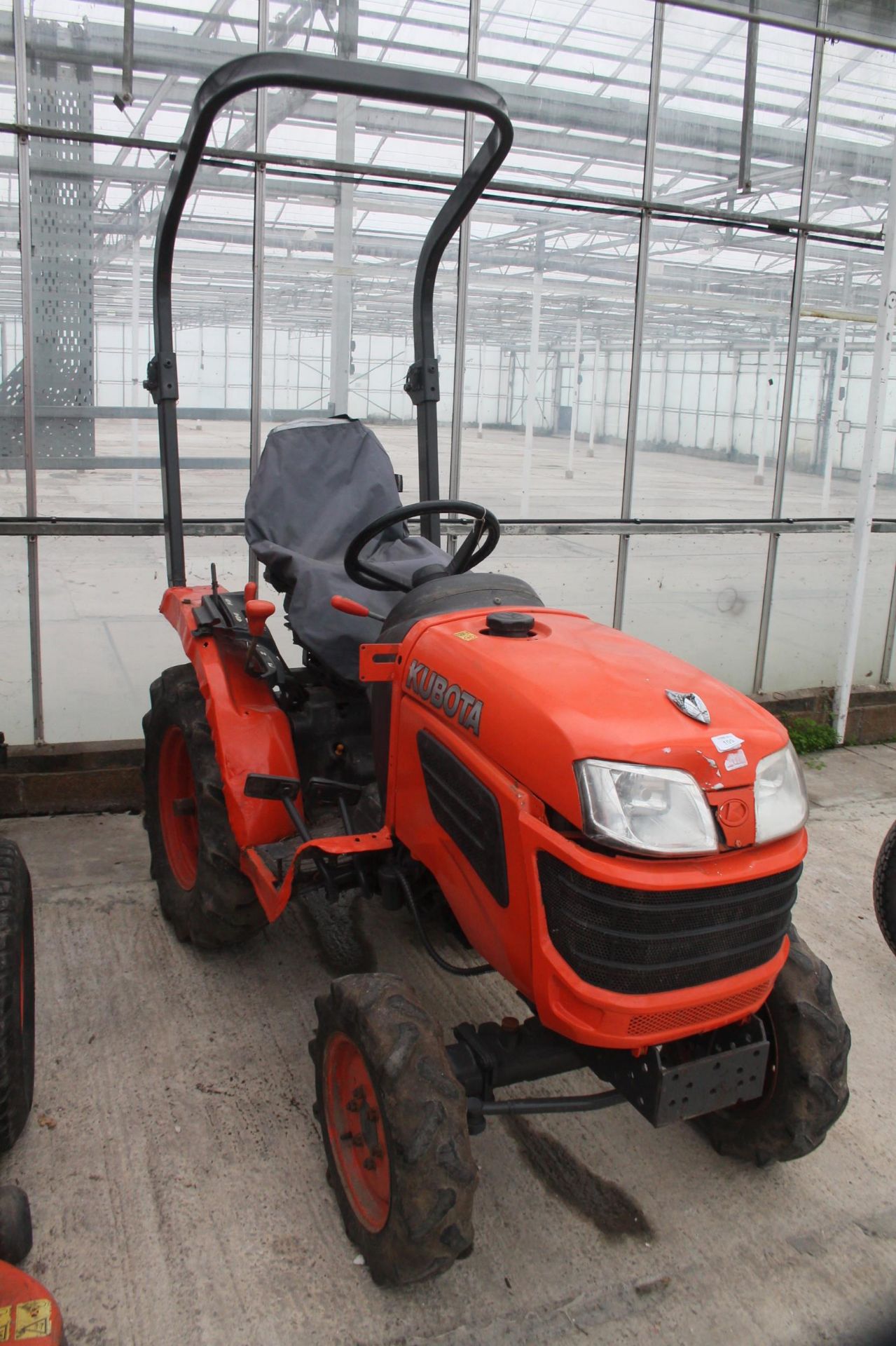 A KUBOTA 182 MINI TRACTOR STARTS, RUNS, DRIVES PLUS VAT - Image 2 of 3