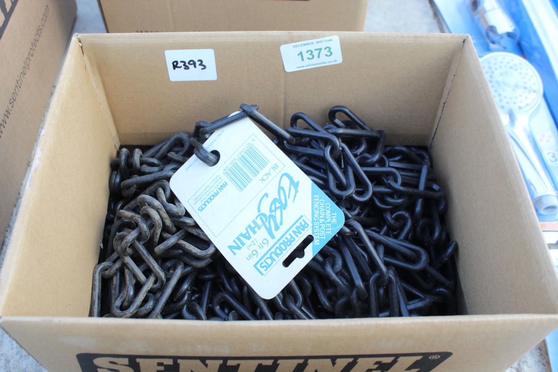 BOX OF PLASTIC CHAIN + VAT