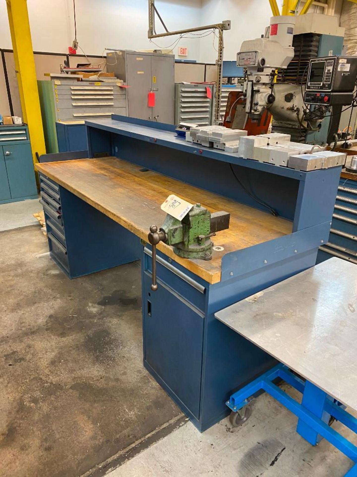 Lista Workbench with Contents, Vise