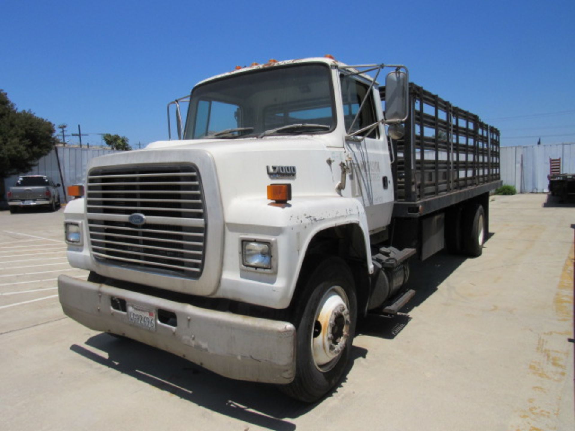 Ford L17000 Diesel Flatbed Truck - Image 2 of 10