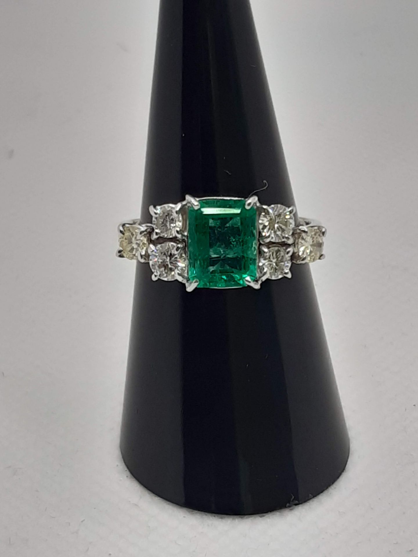 RING IN 18K WHITE GOLD, DIAMETER 15.5 MM, EMERALD CTS 2.20, N. 4 WHITE DIAMONDS CTS 0.40 + 2 - Image 2 of 7