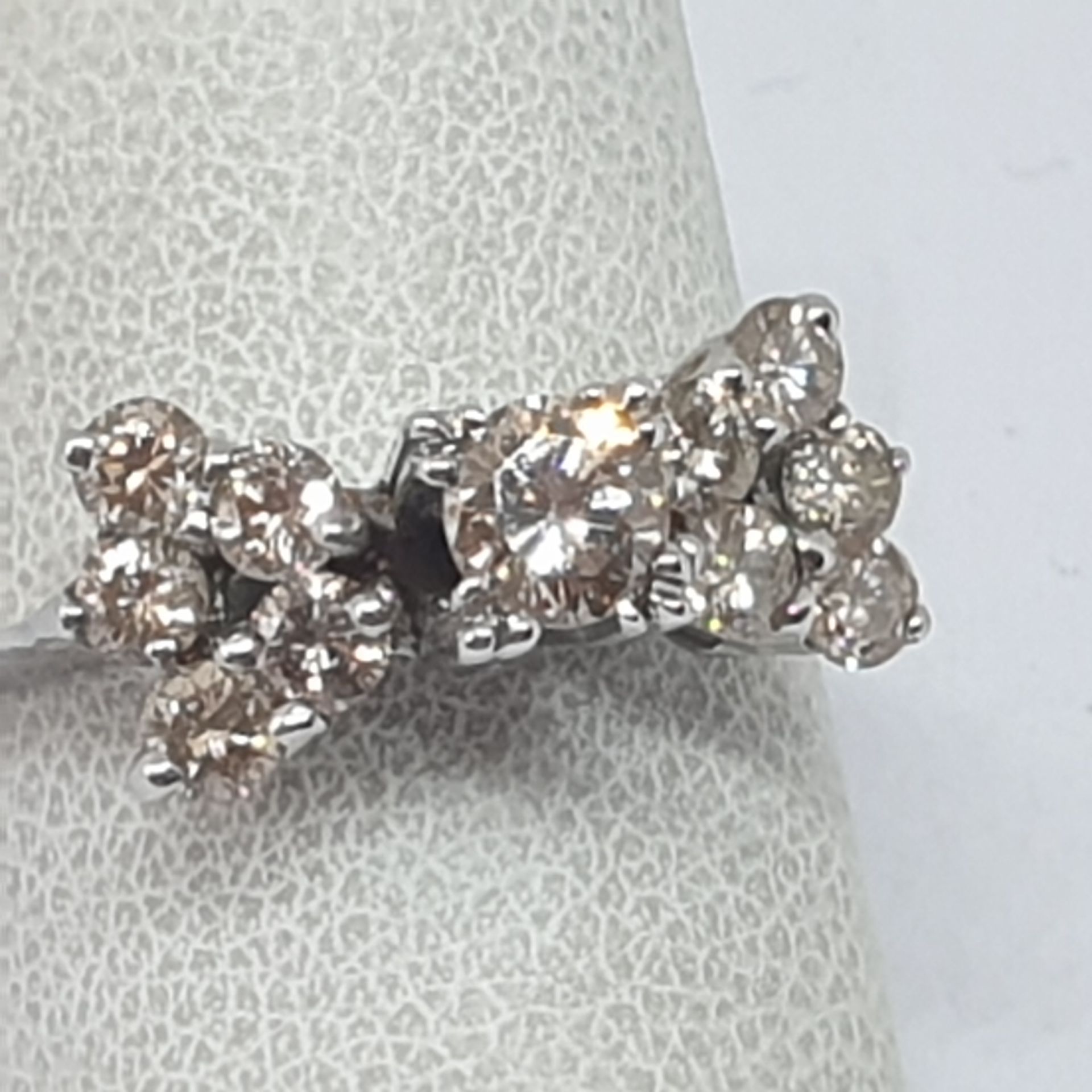 18 KT GOLD RING, 4.3 GRAMS WITH CENTRAL DIAMOND 0.40 CT AND LATERAL DIAMONDS COLOR CHAMPAGNE 0.70 CT