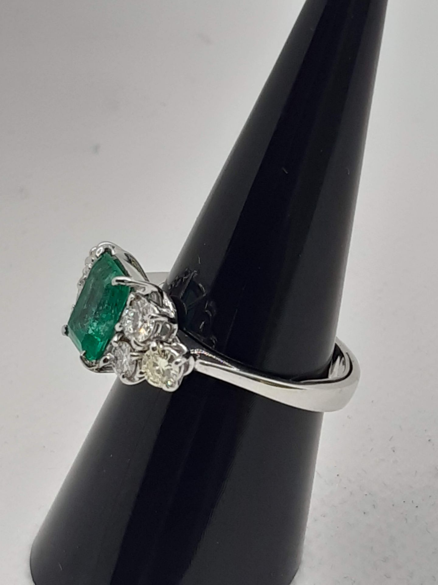RING IN 18K WHITE GOLD, DIAMETER 15.5 MM, EMERALD CTS 2.20, N. 4 WHITE DIAMONDS CTS 0.40 + 2 - Image 4 of 7