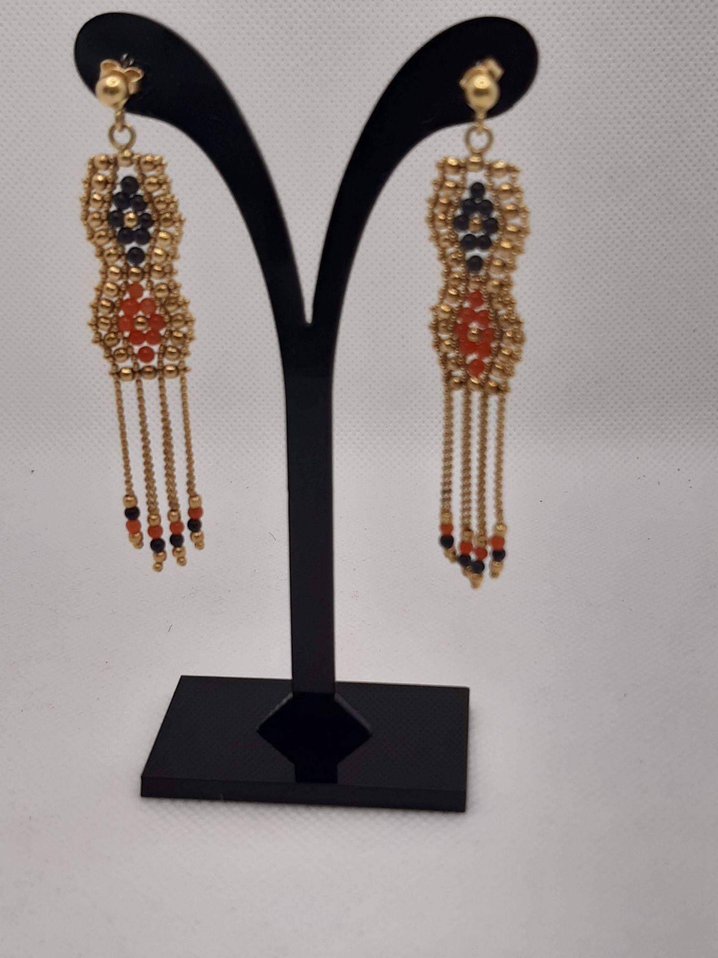 EARRINGS WEIGHT 9.9 GRAMS WITH 18K YELLOW GOLD AND RED AND BLACK CORAL - ET25 - Image 4 of 7