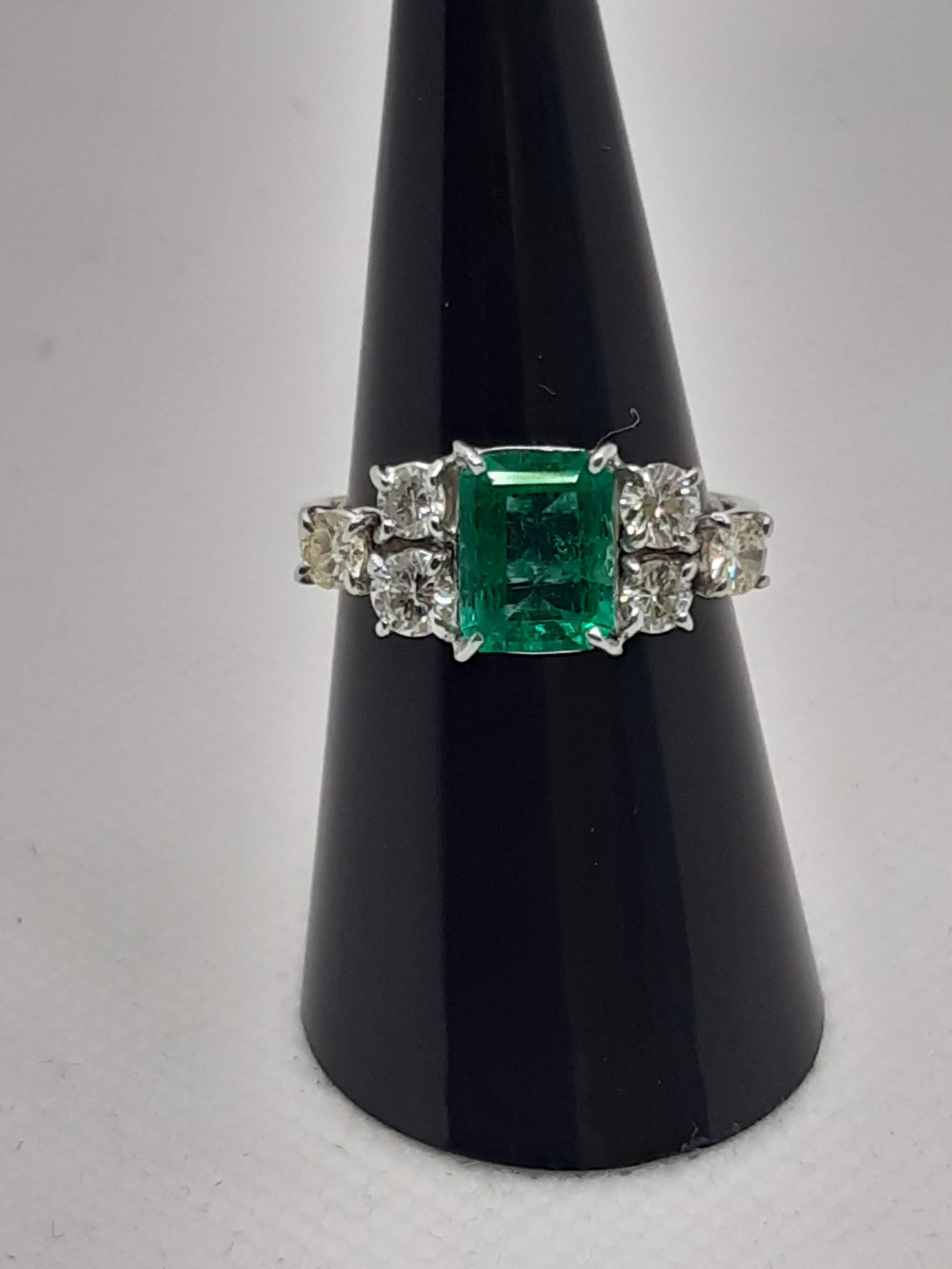 RING IN 18K WHITE GOLD, DIAMETER 15.5 MM, EMERALD CTS 2.20, N. 4 WHITE DIAMONDS CTS 0.40 + 2