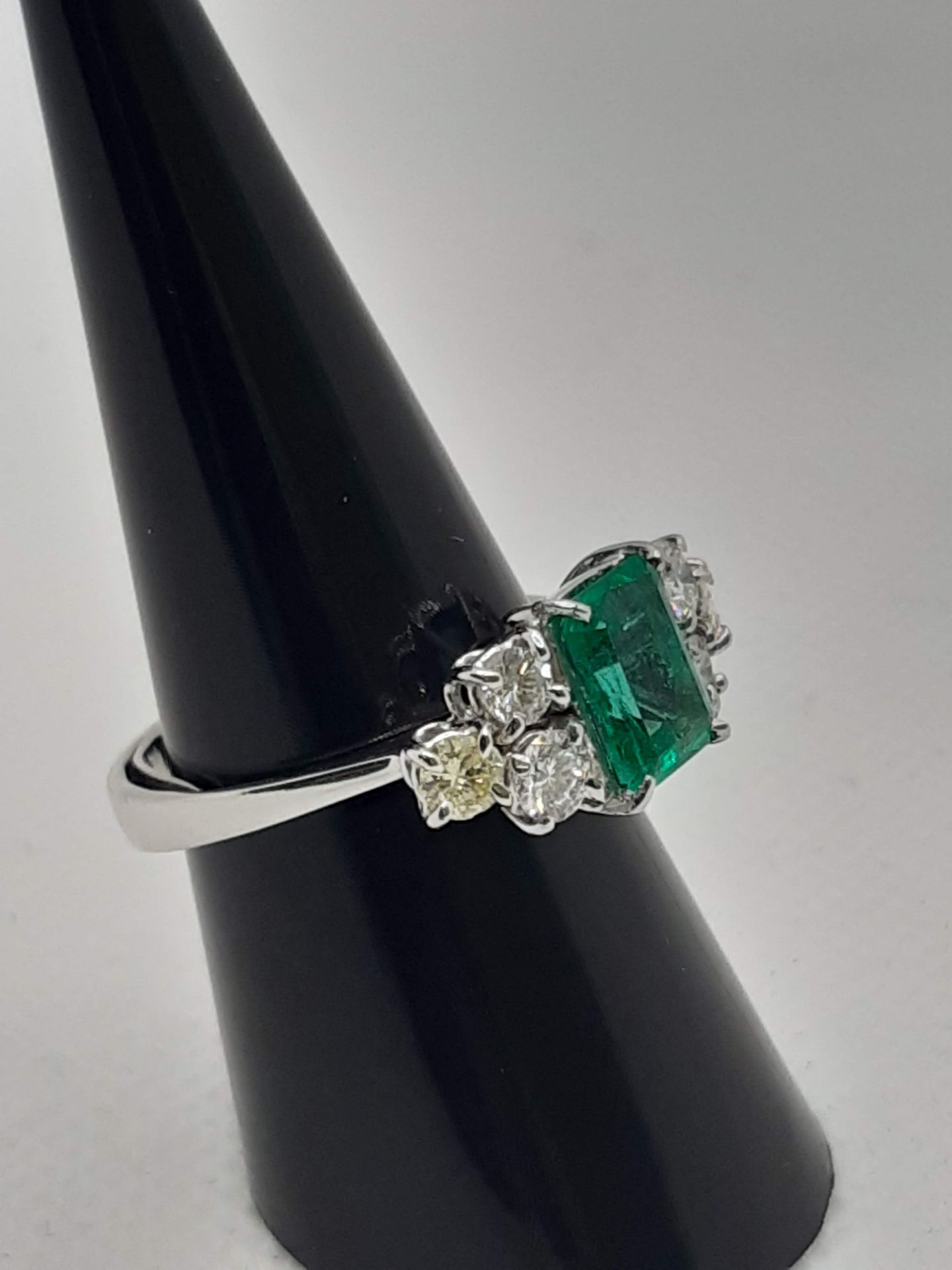 RING IN 18K WHITE GOLD, DIAMETER 15.5 MM, EMERALD CTS 2.20, N. 4 WHITE DIAMONDS CTS 0.40 + 2 - Image 3 of 7