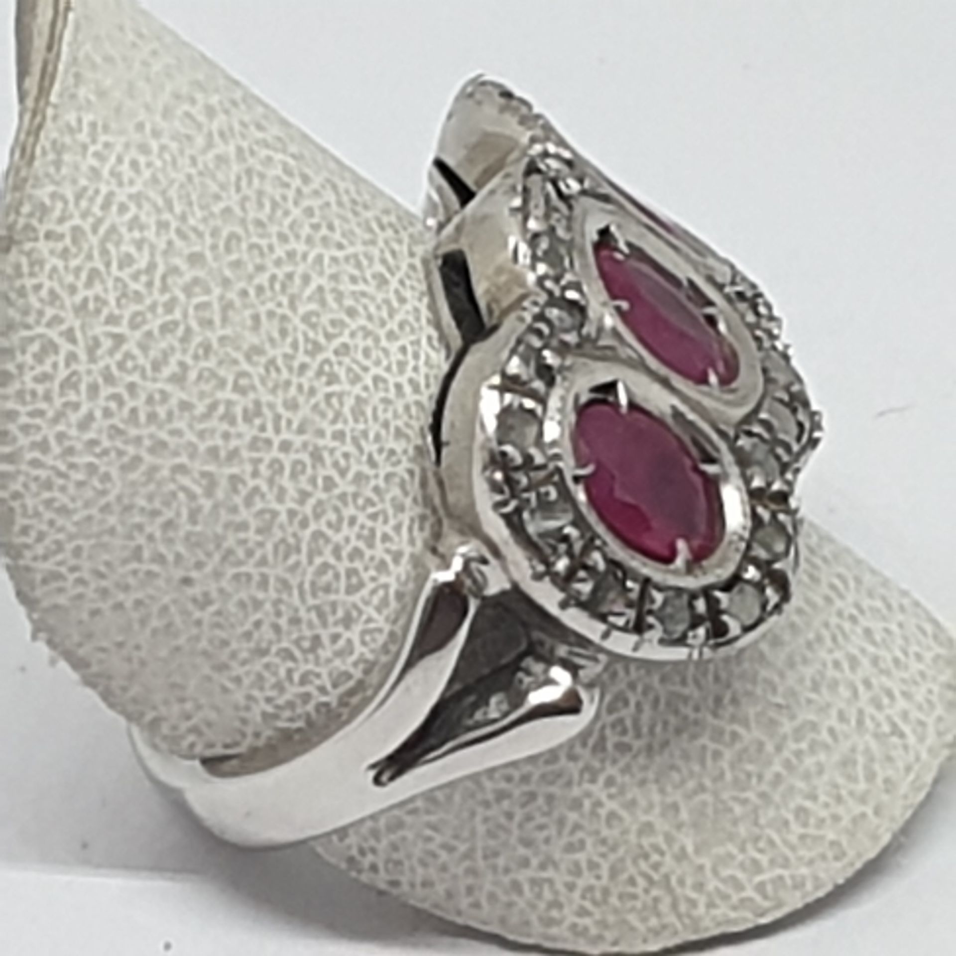 18 K GOLD RING 9.8 WITH 4 CENTRAL OVAL RUBIES FROM APPROXIMATELY 1.12 TOTAL CTS AND ROSETTE - Image 2 of 4