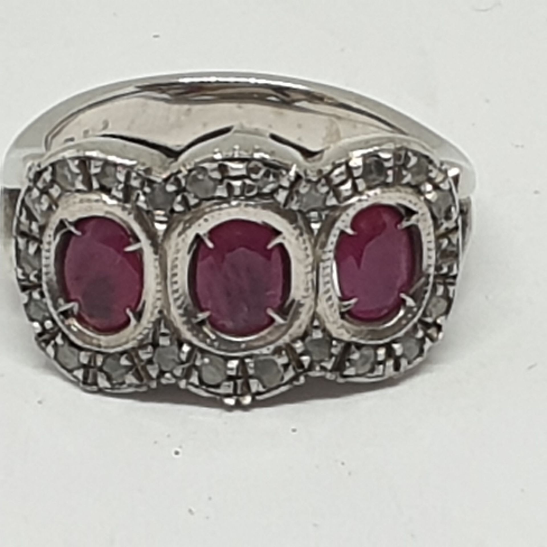 18 K GOLD RING 9.8 WITH 4 CENTRAL OVAL RUBIES FROM APPROXIMATELY 1.12 TOTAL CTS AND ROSETTE - Image 3 of 4