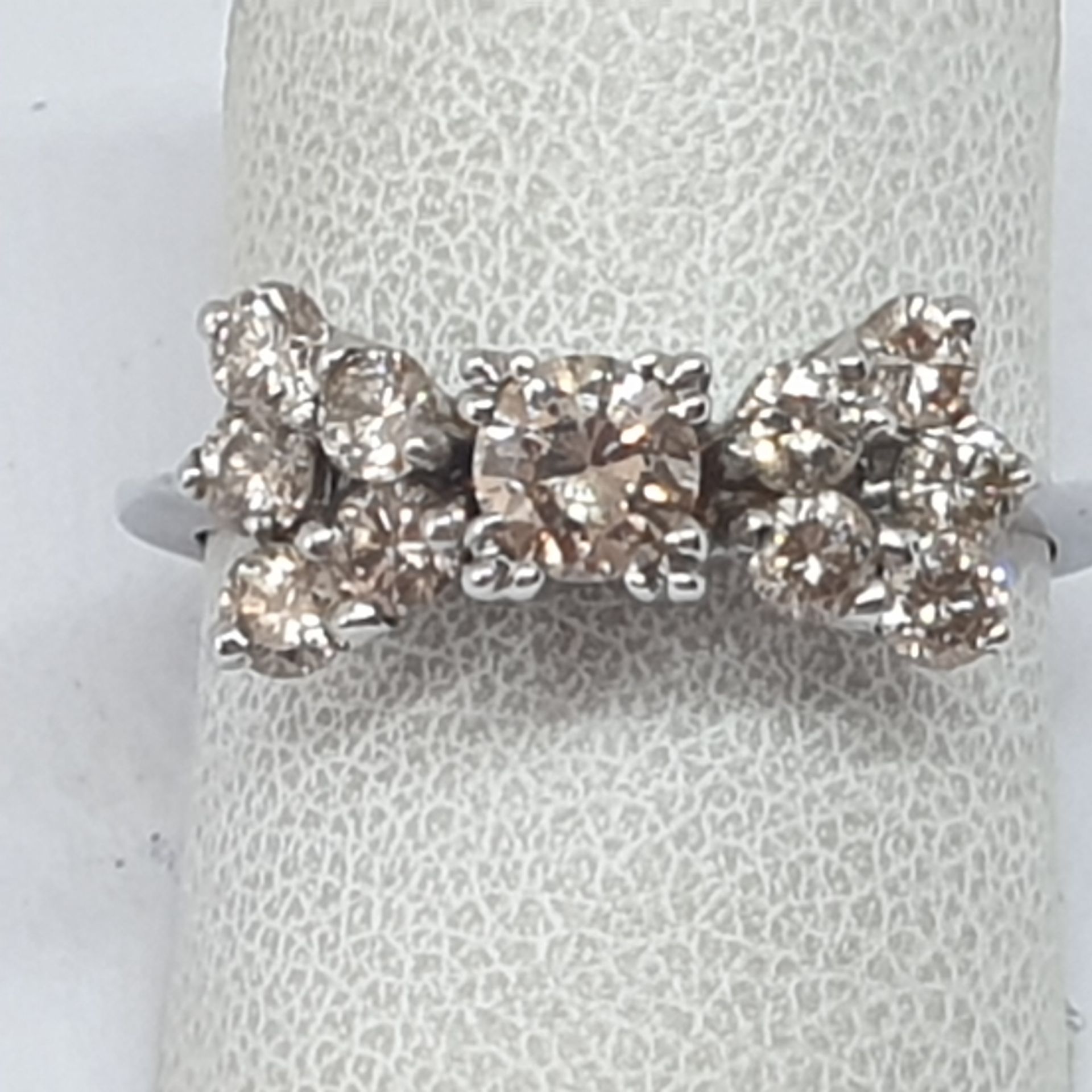 18 KT GOLD RING, 4.3 GRAMS WITH CENTRAL DIAMOND 0.40 CT AND LATERAL DIAMONDS COLOR CHAMPAGNE 0.70 CT - Image 4 of 4