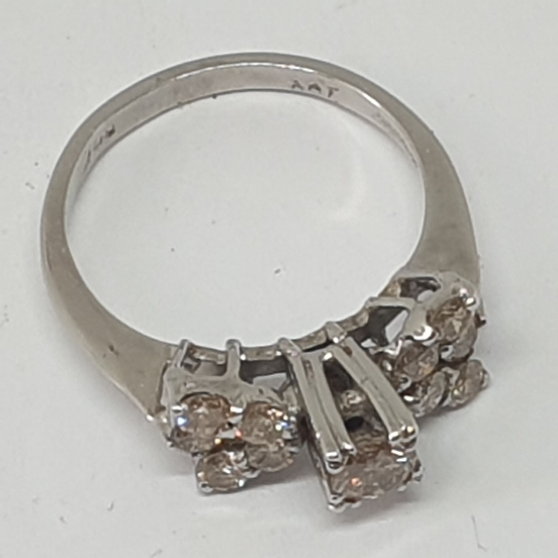 18 KT GOLD RING, 4.3 GRAMS WITH CENTRAL DIAMOND 0.40 CT AND LATERAL DIAMONDS COLOR CHAMPAGNE 0.70 CT - Image 3 of 4