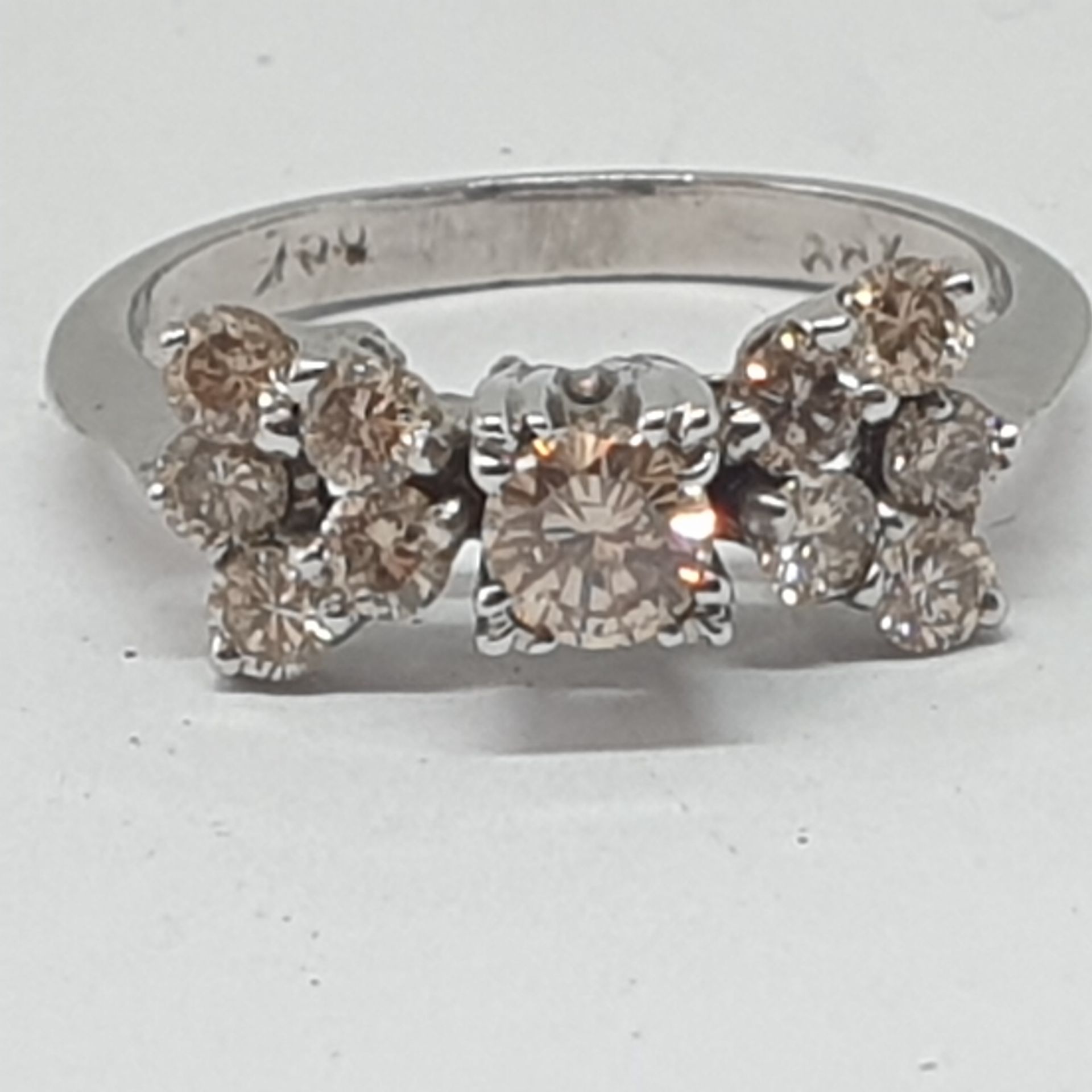 18 KT GOLD RING, 4.3 GRAMS WITH CENTRAL DIAMOND 0.40 CT AND LATERAL DIAMONDS COLOR CHAMPAGNE 0.70 CT - Image 2 of 4