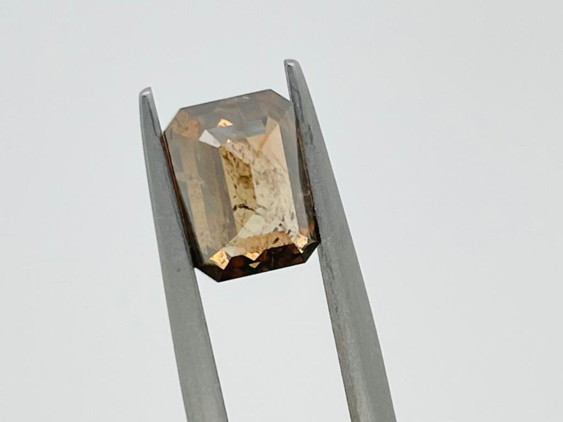 1 DIAMOND CLARITY ENHANCED 2,69 CT N.F. DEEP ORANGE BROWN - SI2 - SHAPE EMERALD - CERT NONE - - Image 3 of 4