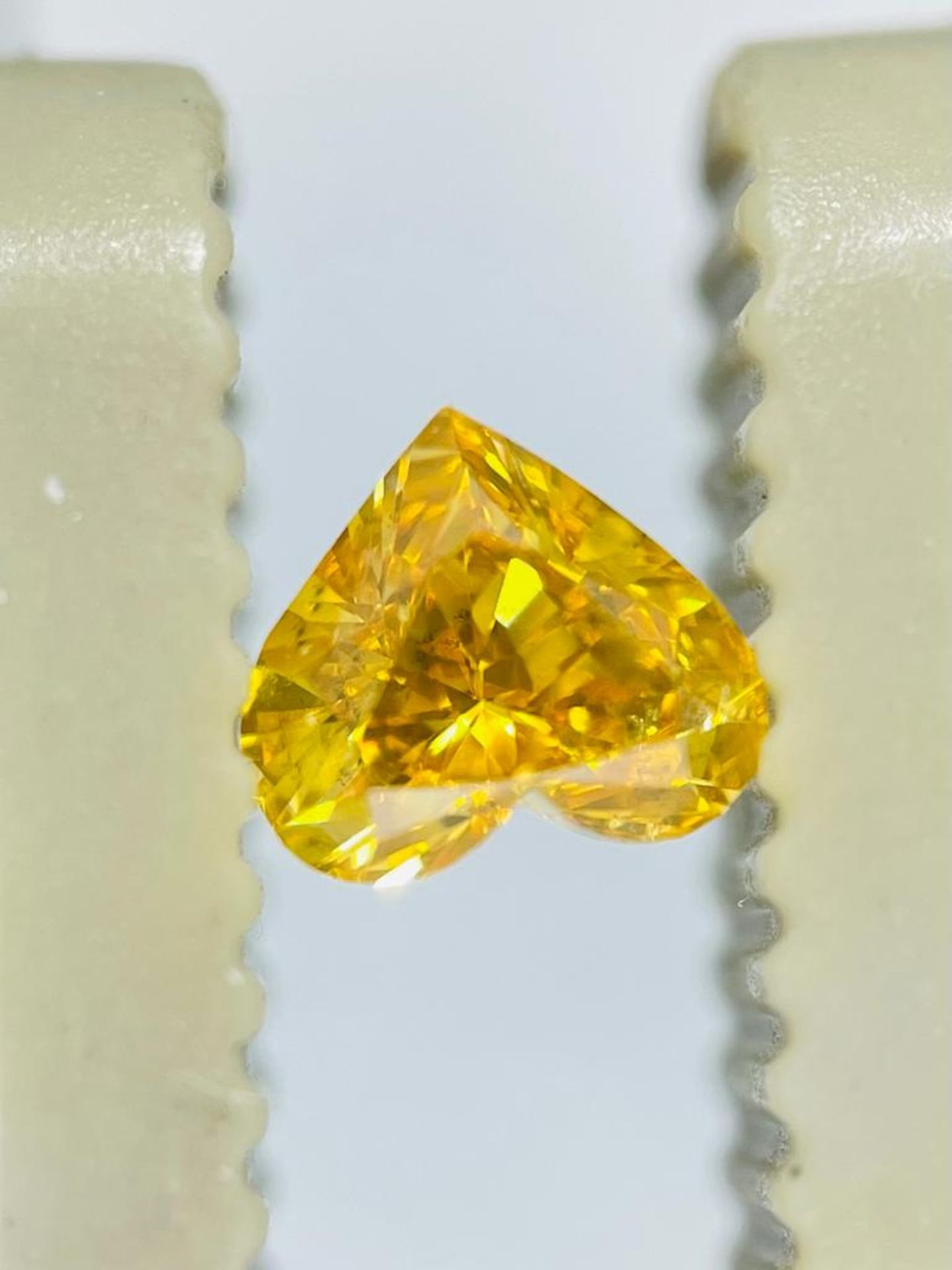 1 DIAMOND 0,29 CT N.FANCY VIVID ORANGY YELLOW, EVEN SHAPE HEART - CERT GIA - 928-3 - Bild 3 aus 4