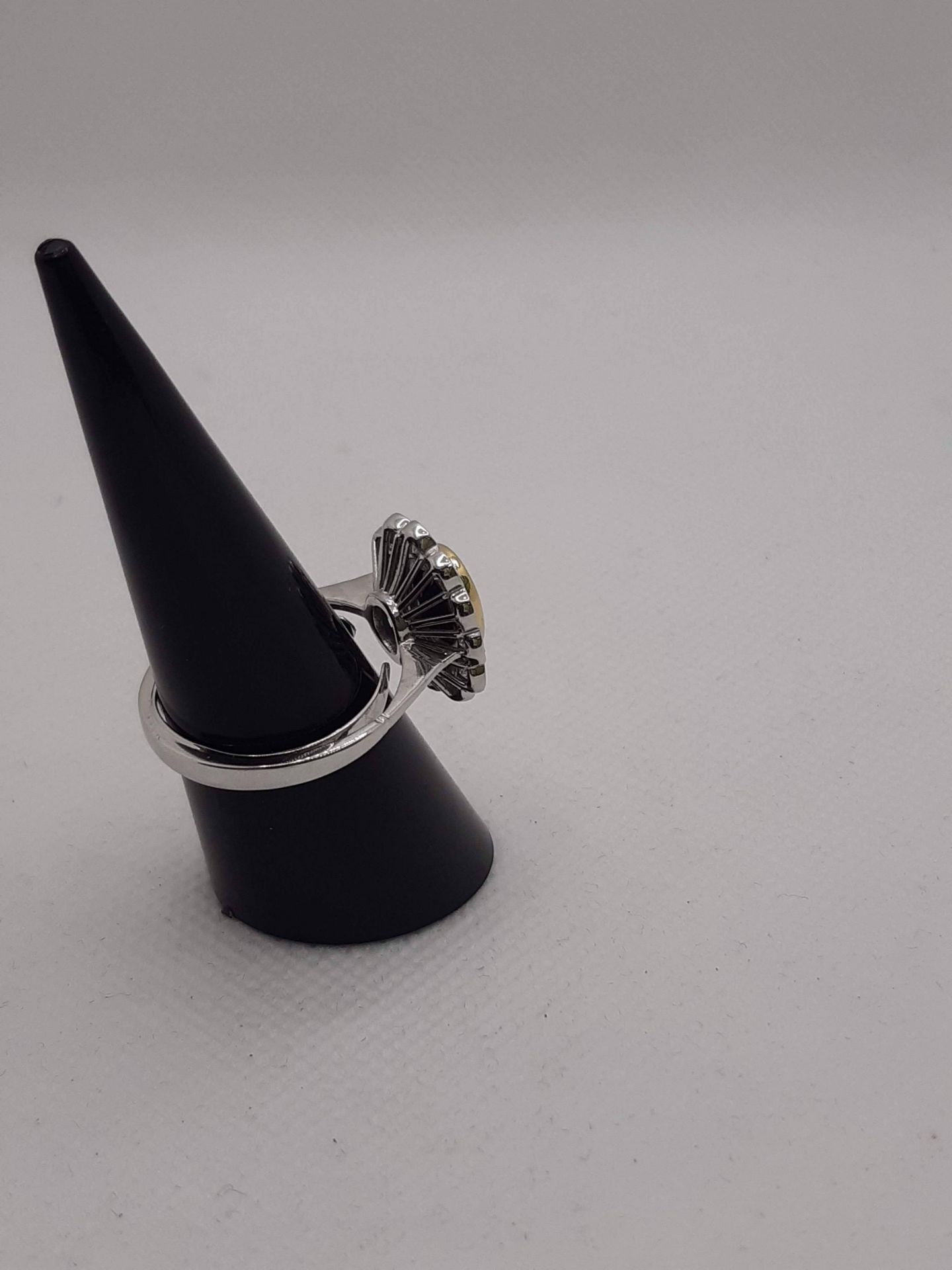 18K WHITE GOLD RING, 20.5 MM DIAMETER WITH SPRING, 18K YELLOW GOLD SETTING, CTS 2.5 CENTRAL - Bild 5 aus 22